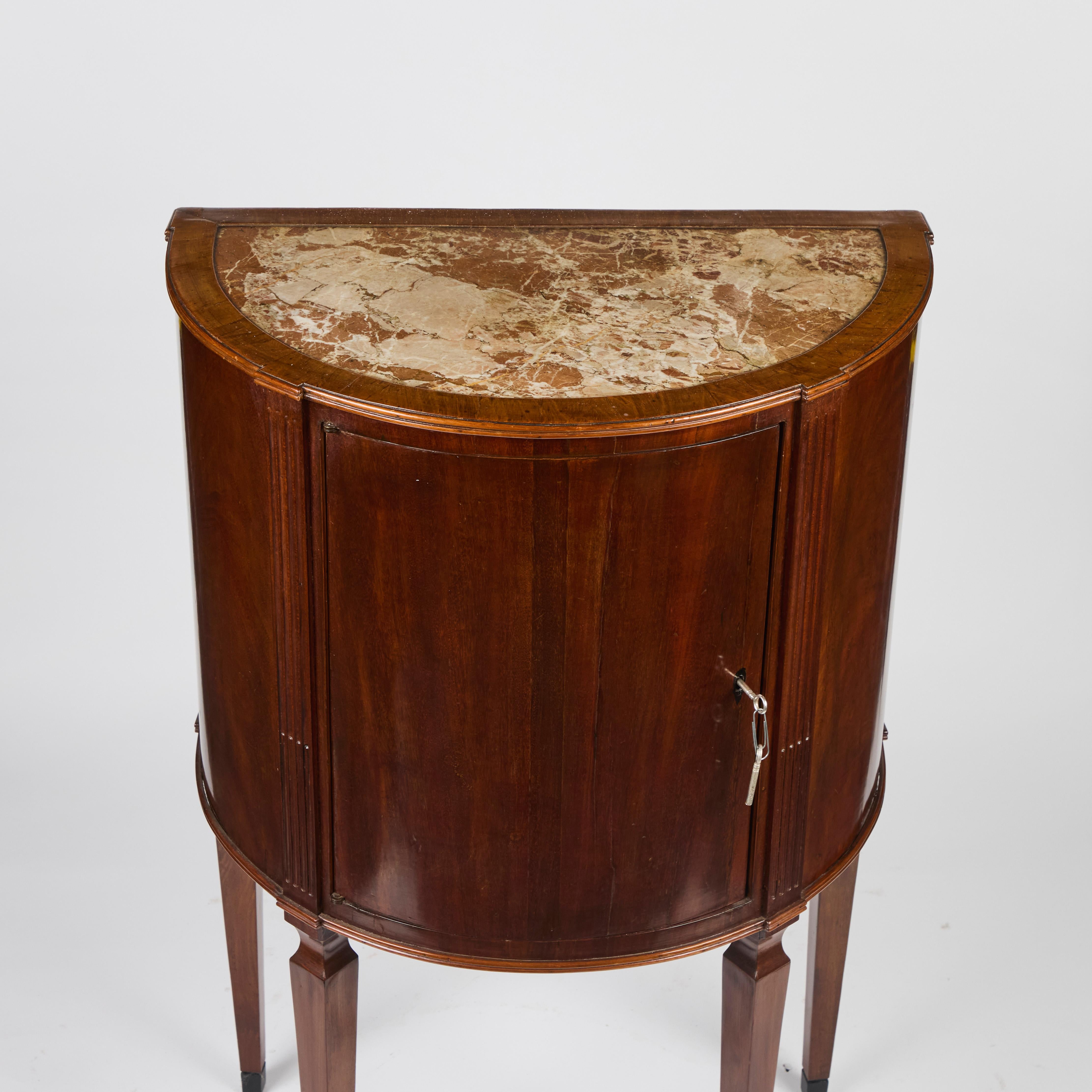 Pareja de Mesas de Armario de Madera de Cerezo Demi Lune Italianas Antiguas Tapas de Mármol en venta 8