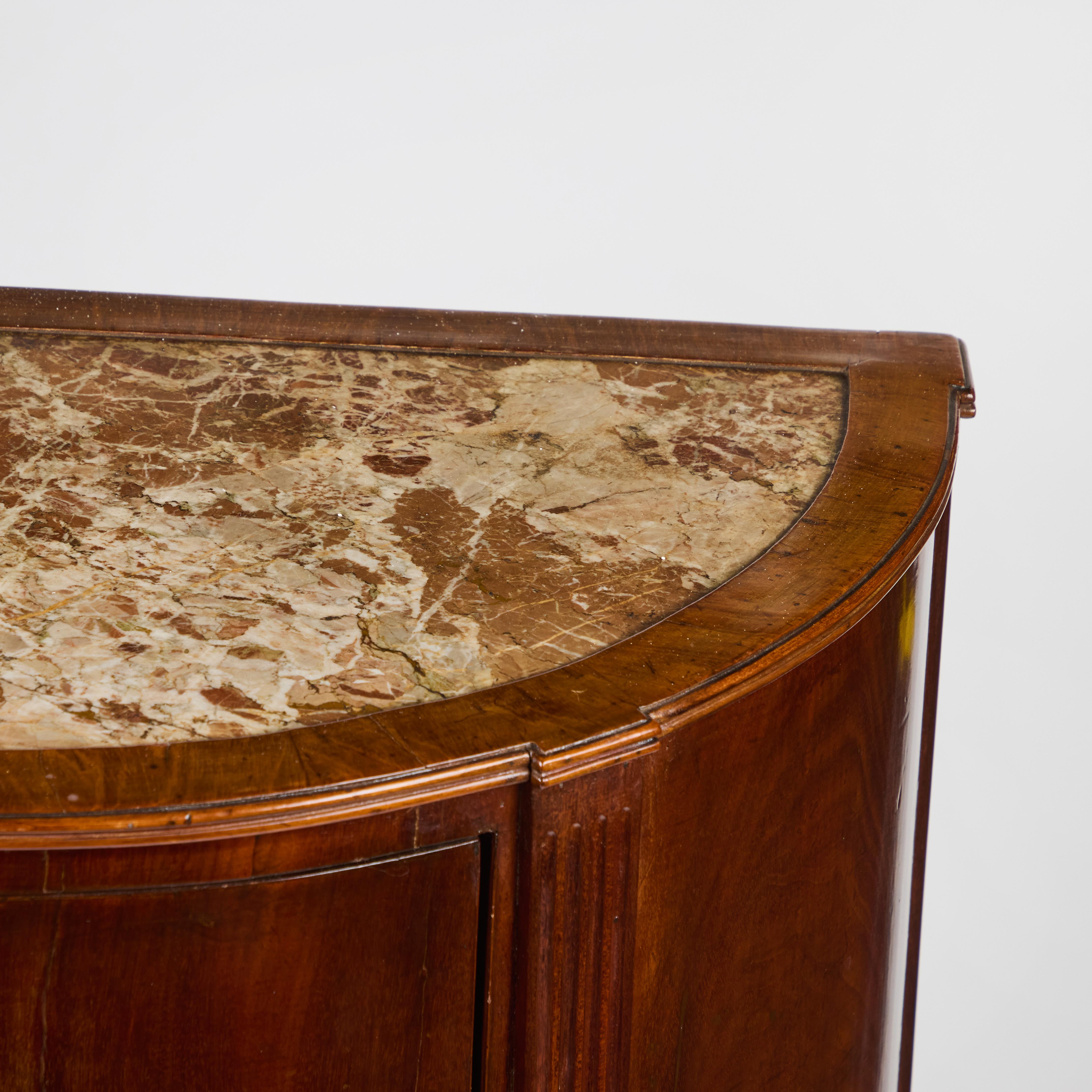 Pareja de Mesas de Armario de Madera de Cerezo Demi Lune Italianas Antiguas Tapas de Mármol en venta 9
