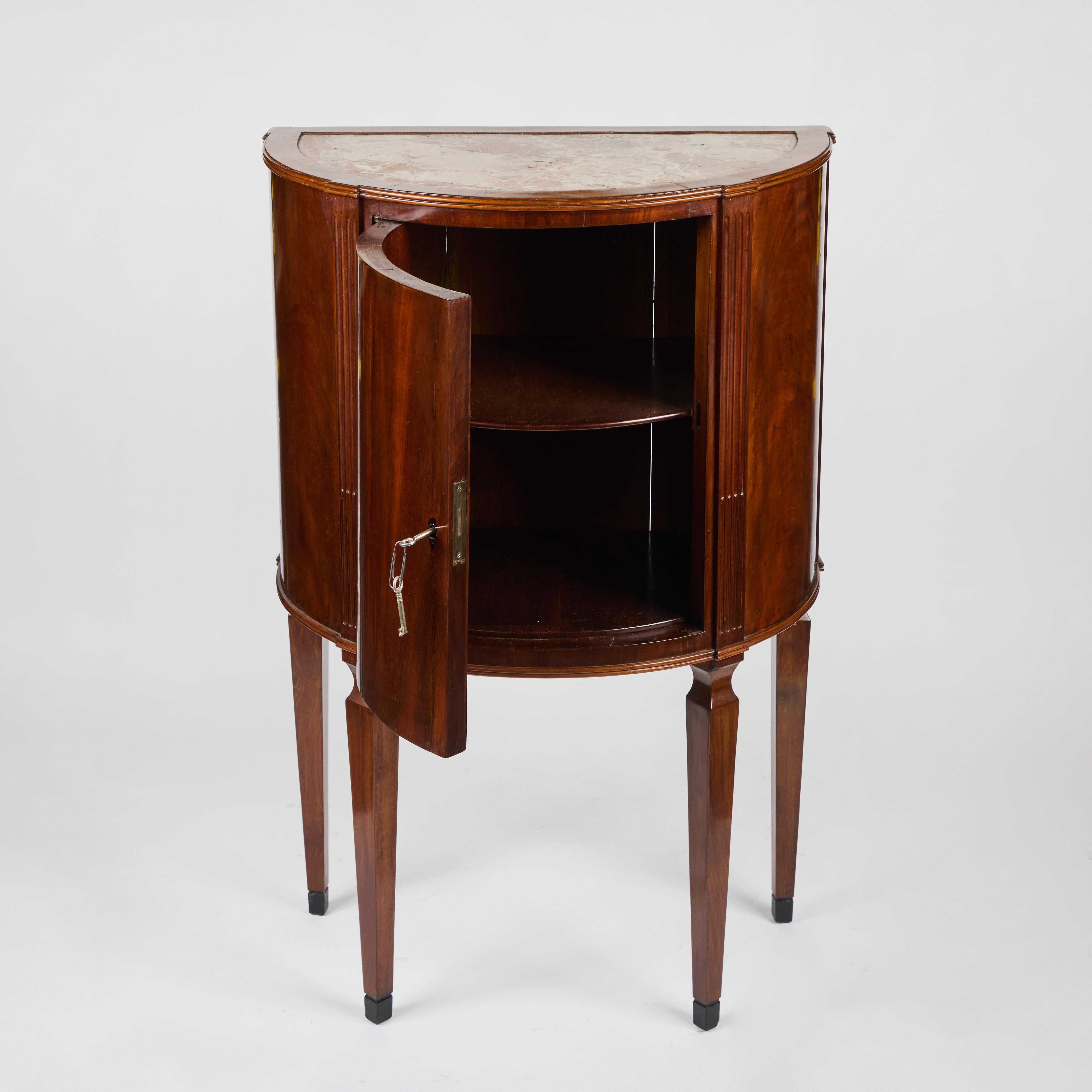 Pareja de Mesas de Armario de Madera de Cerezo Demi Lune Italianas Antiguas Tapas de Mármol en venta 10