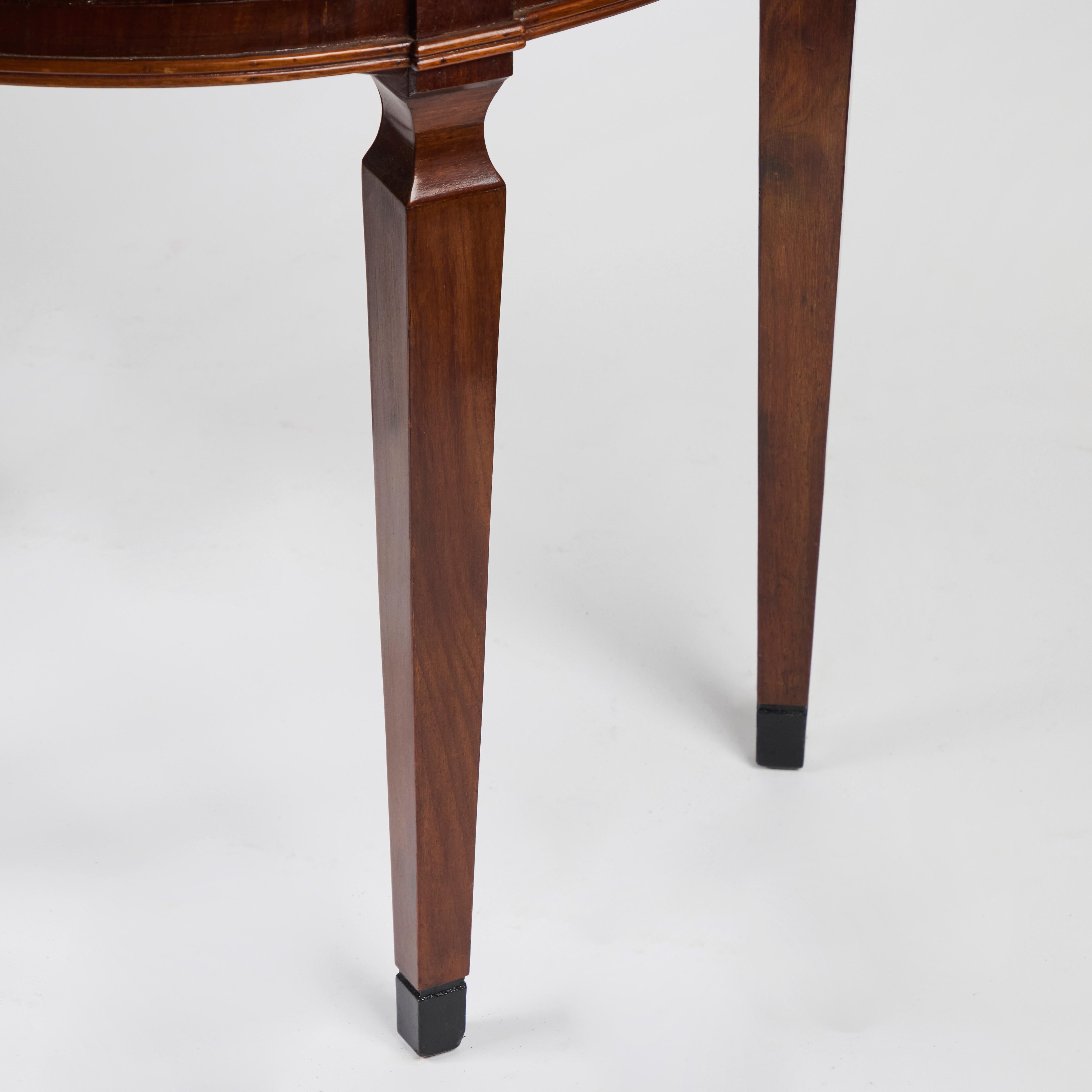 Pareja de Mesas de Armario de Madera de Cerezo Demi Lune Italianas Antiguas Tapas de Mármol en venta 11