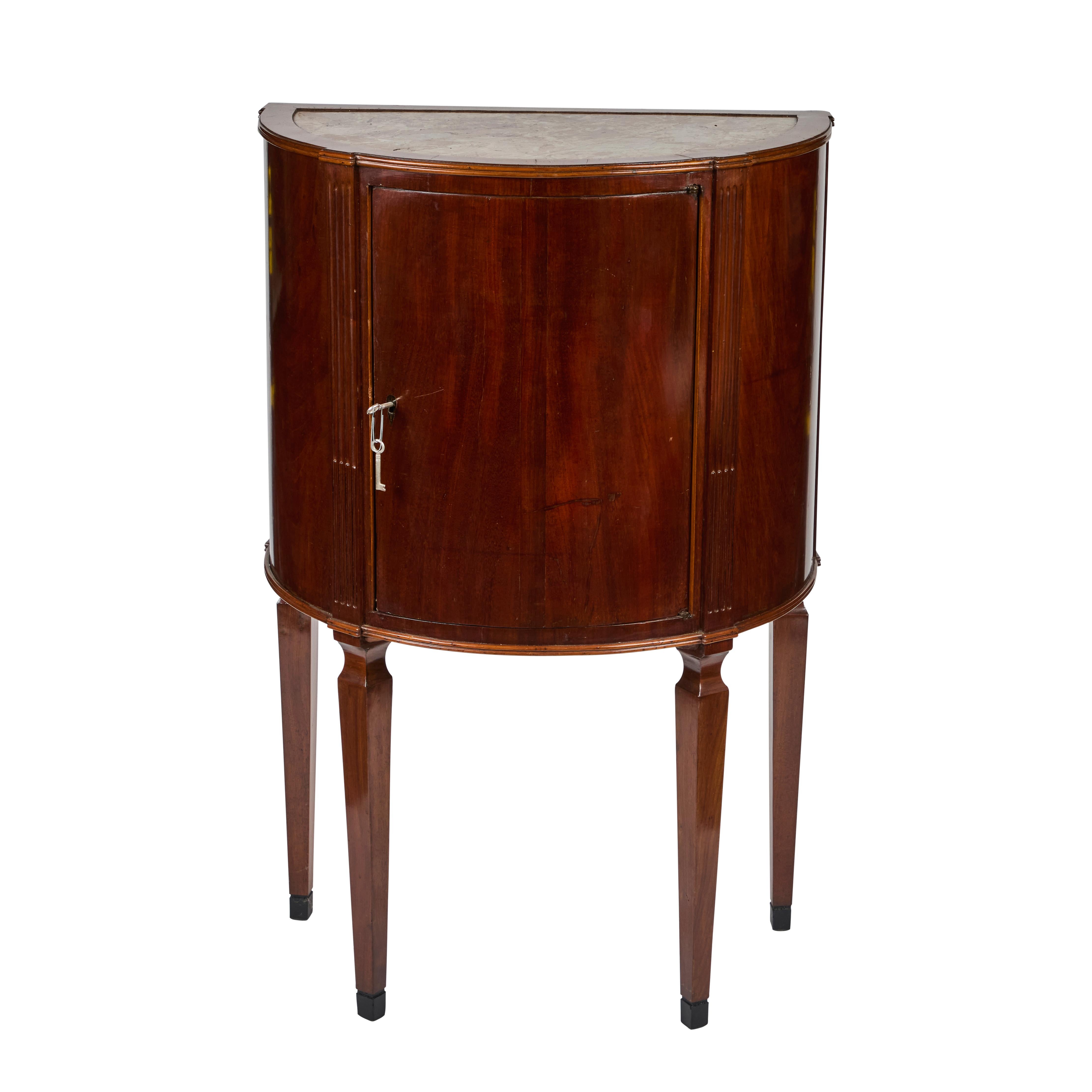Pareja de Mesas de Armario de Madera de Cerezo Demi Lune Italianas Antiguas Tapas de Mármol Italiano en venta