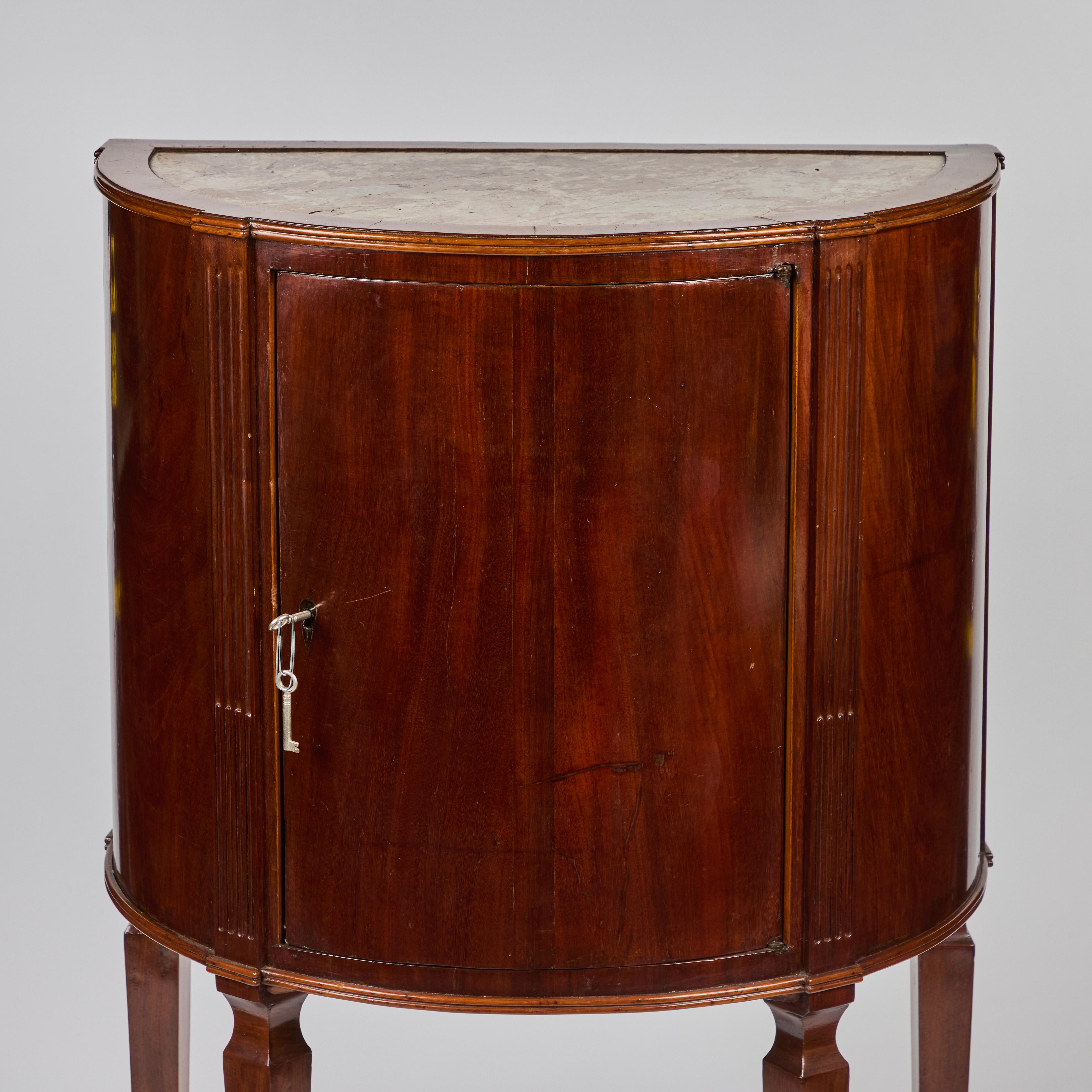 Pareja de Mesas de Armario de Madera de Cerezo Demi Lune Italianas Antiguas Tapas de Mármol en Bueno estado para la venta en Los Angeles, CA