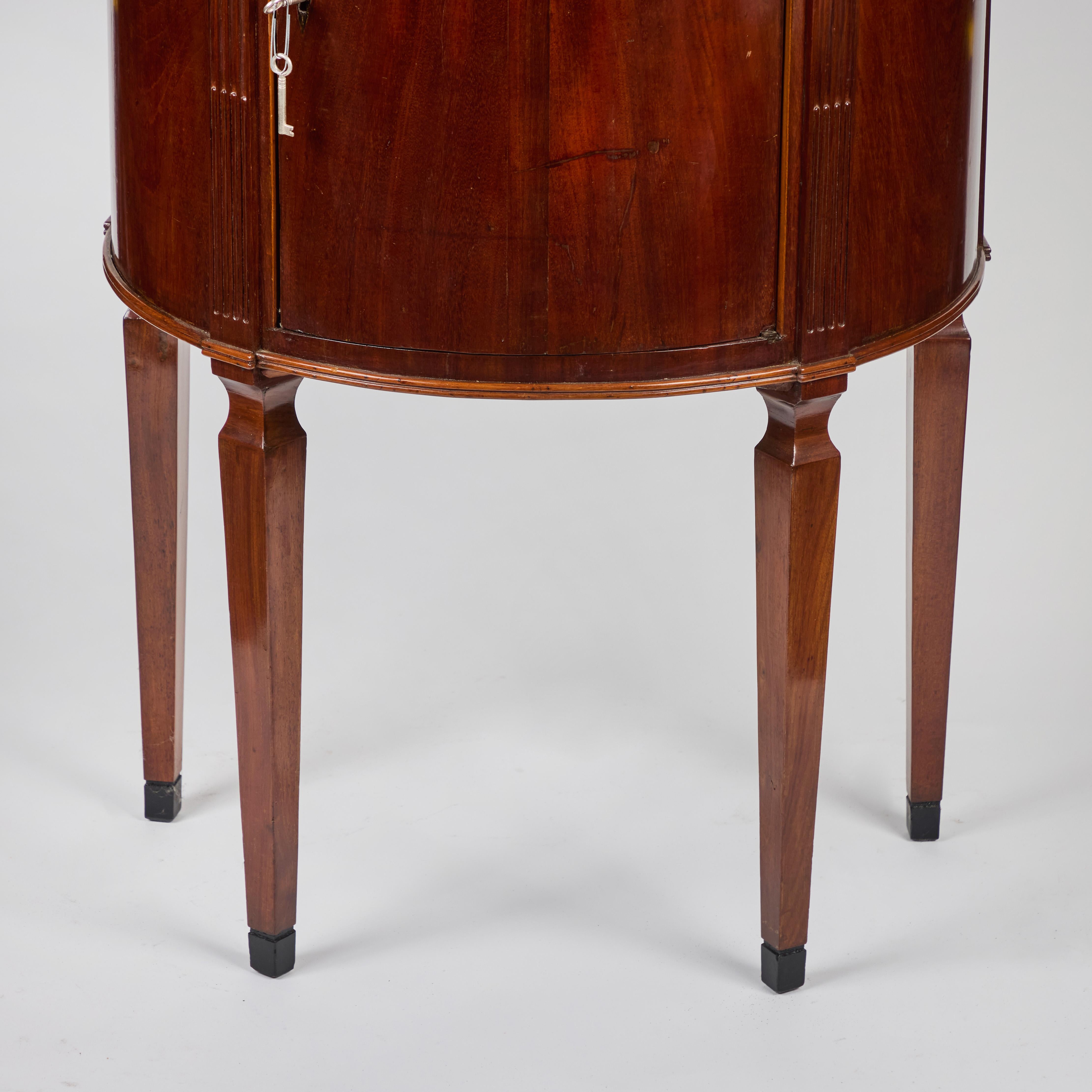 Pareja de Mesas de Armario de Madera de Cerezo Demi Lune Italianas Antiguas Tapas de Mármol principios del siglo XX en venta