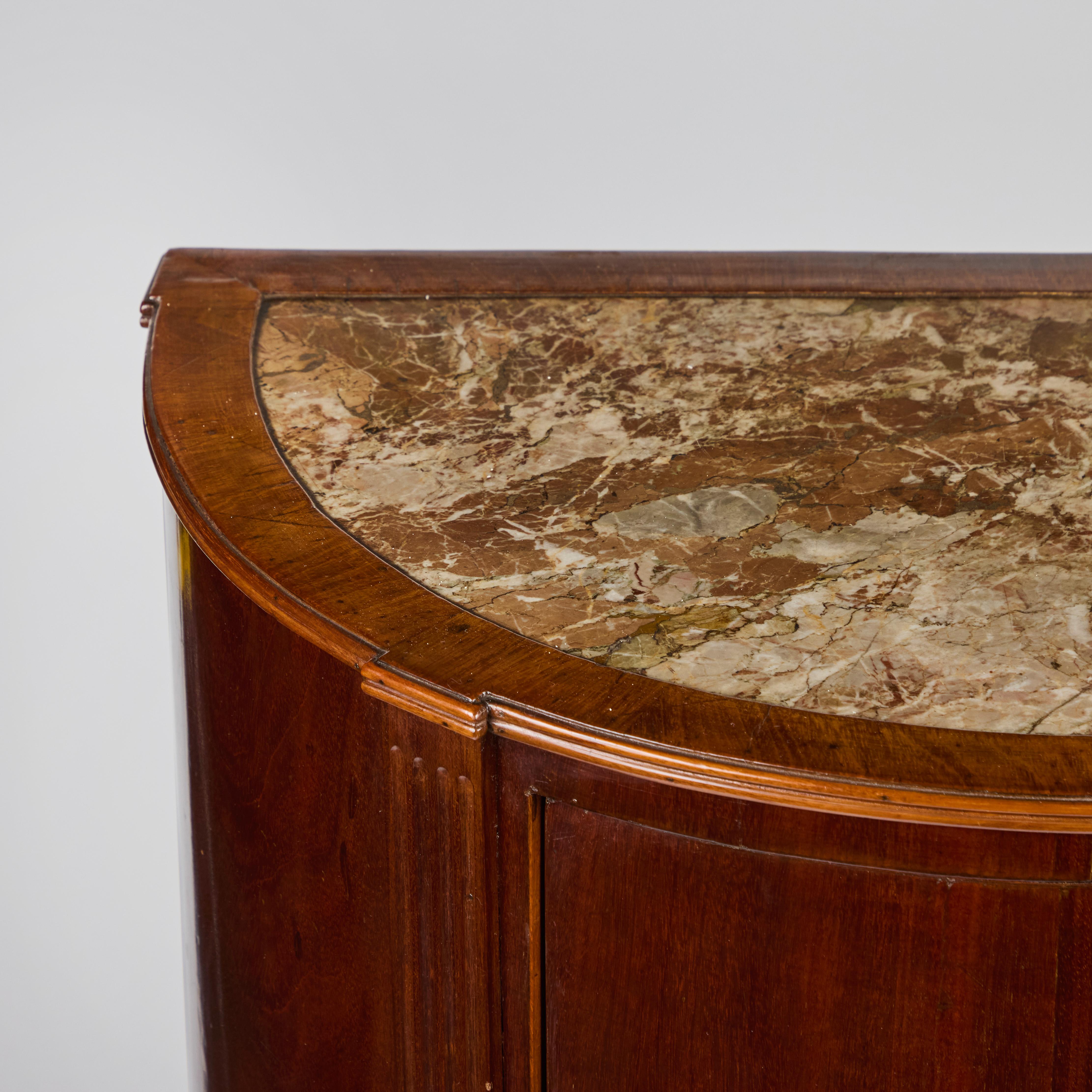 Pareja de Mesas de Armario de Madera de Cerezo Demi Lune Italianas Antiguas Tapas de Mármol en venta 2