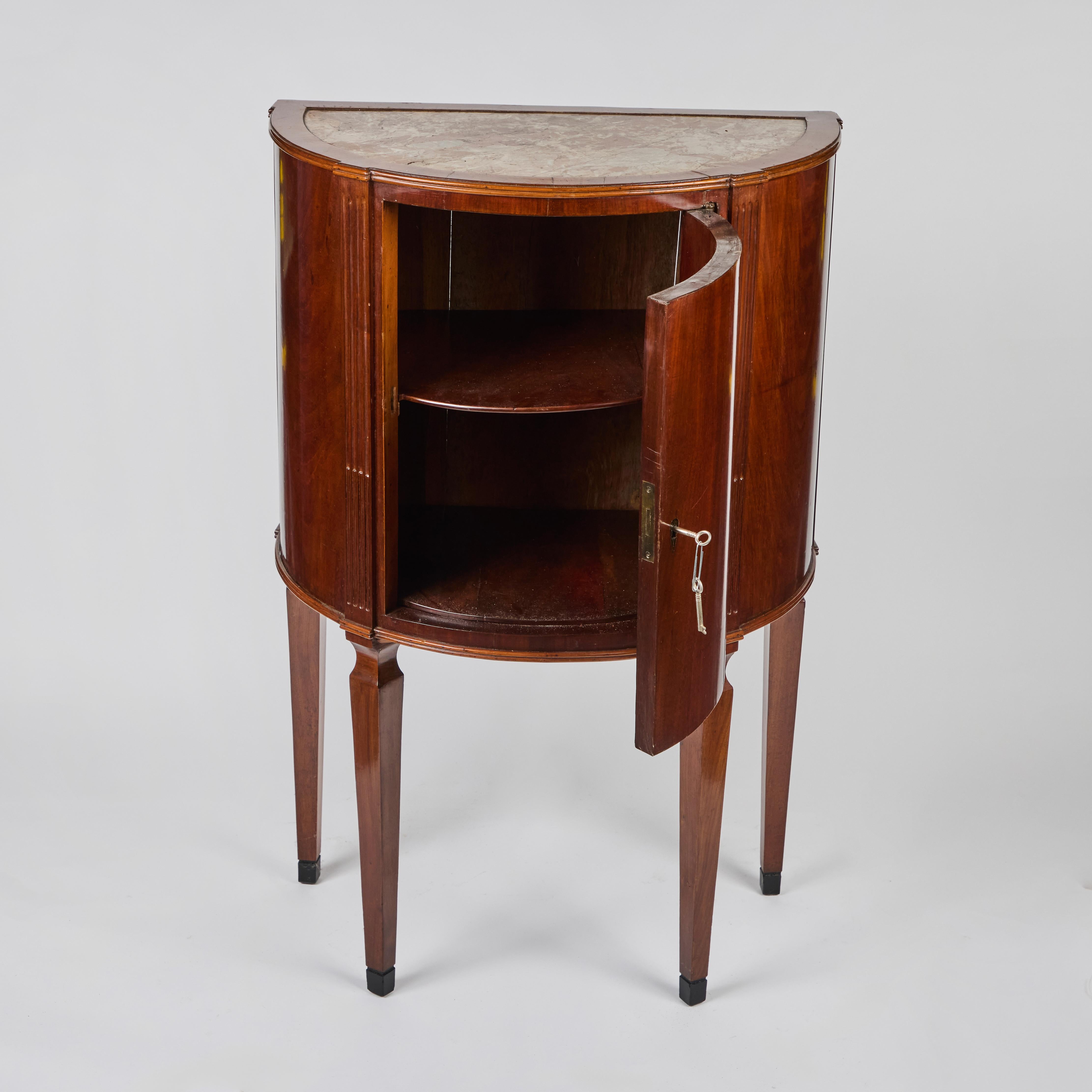 Pareja de Mesas de Armario de Madera de Cerezo Demi Lune Italianas Antiguas Tapas de Mármol en venta 3