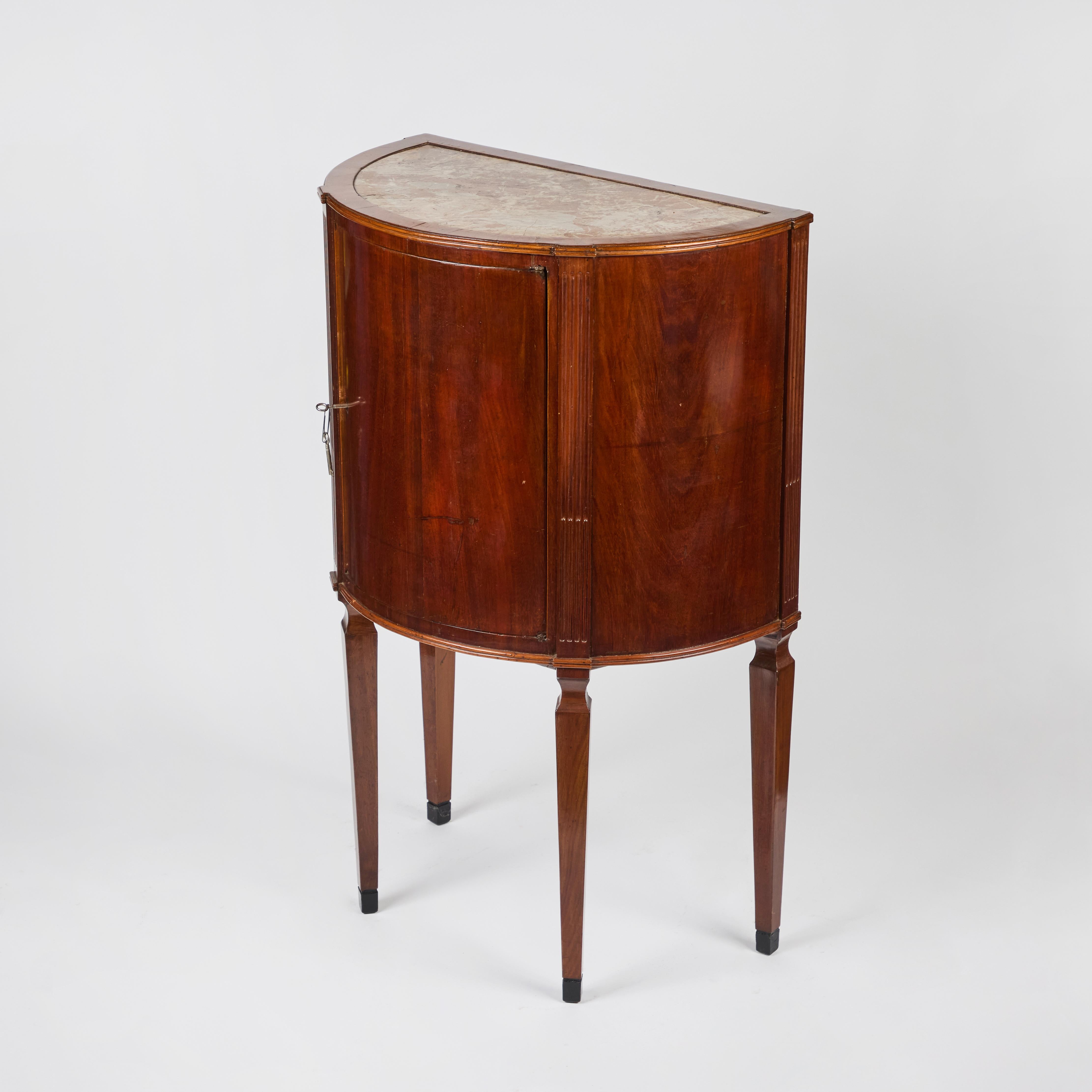 Pareja de Mesas de Armario de Madera de Cerezo Demi Lune Italianas Antiguas Tapas de Mármol en venta 4
