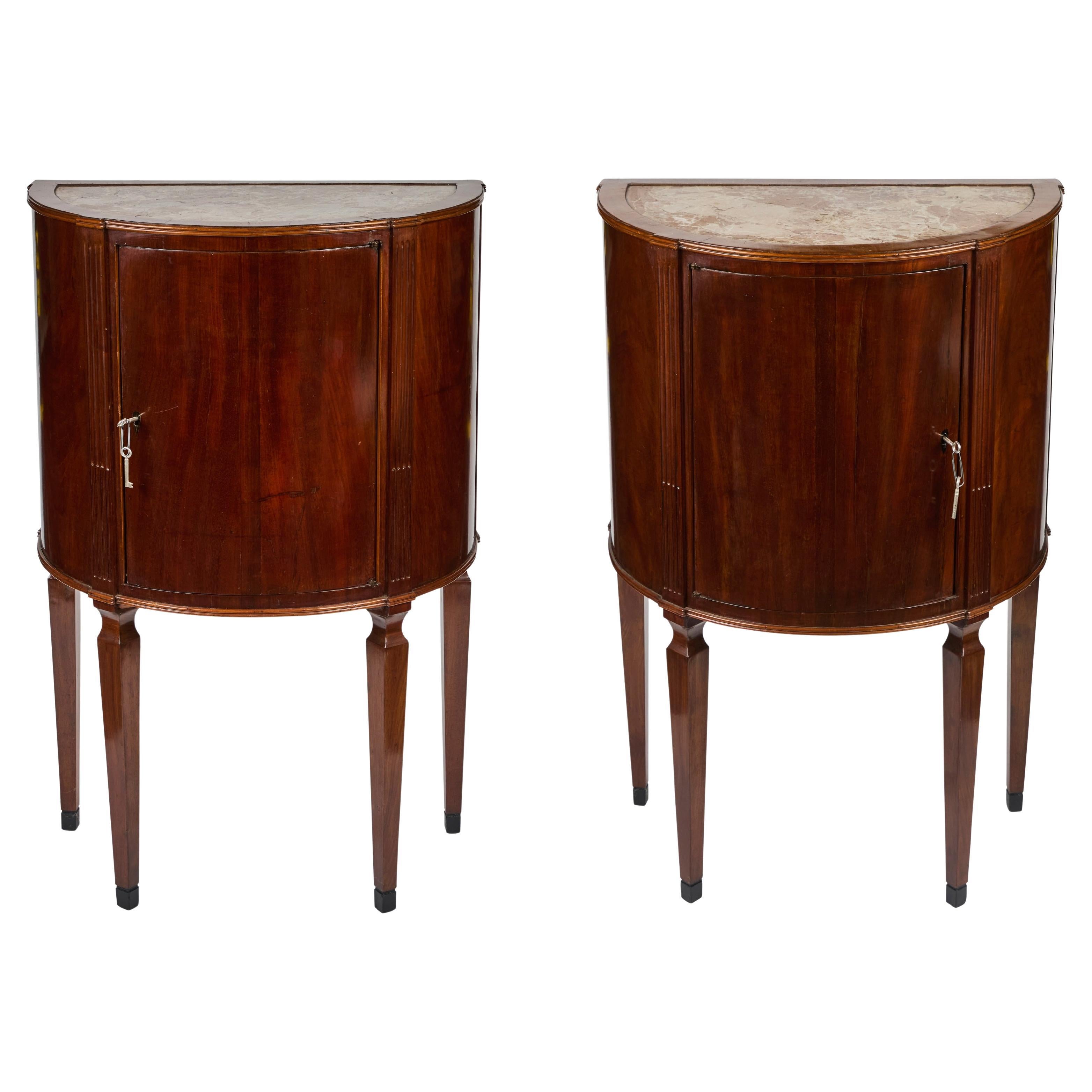 Pareja de Mesas de Armario de Madera de Cerezo Demi Lune Italianas Antiguas Tapas de Mármol en venta