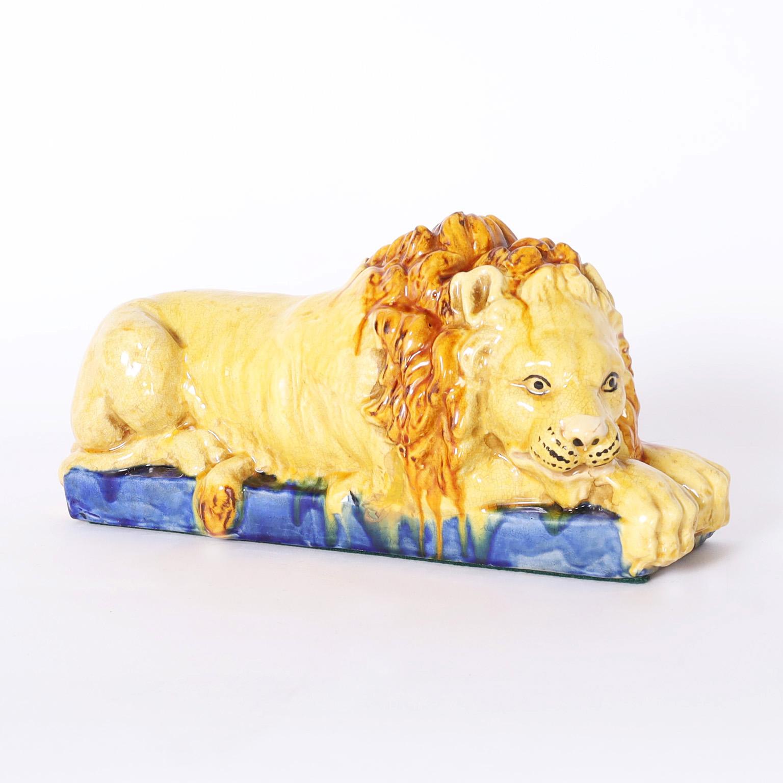 Pareja de antiguos leones italianos de loza siglo XX en venta