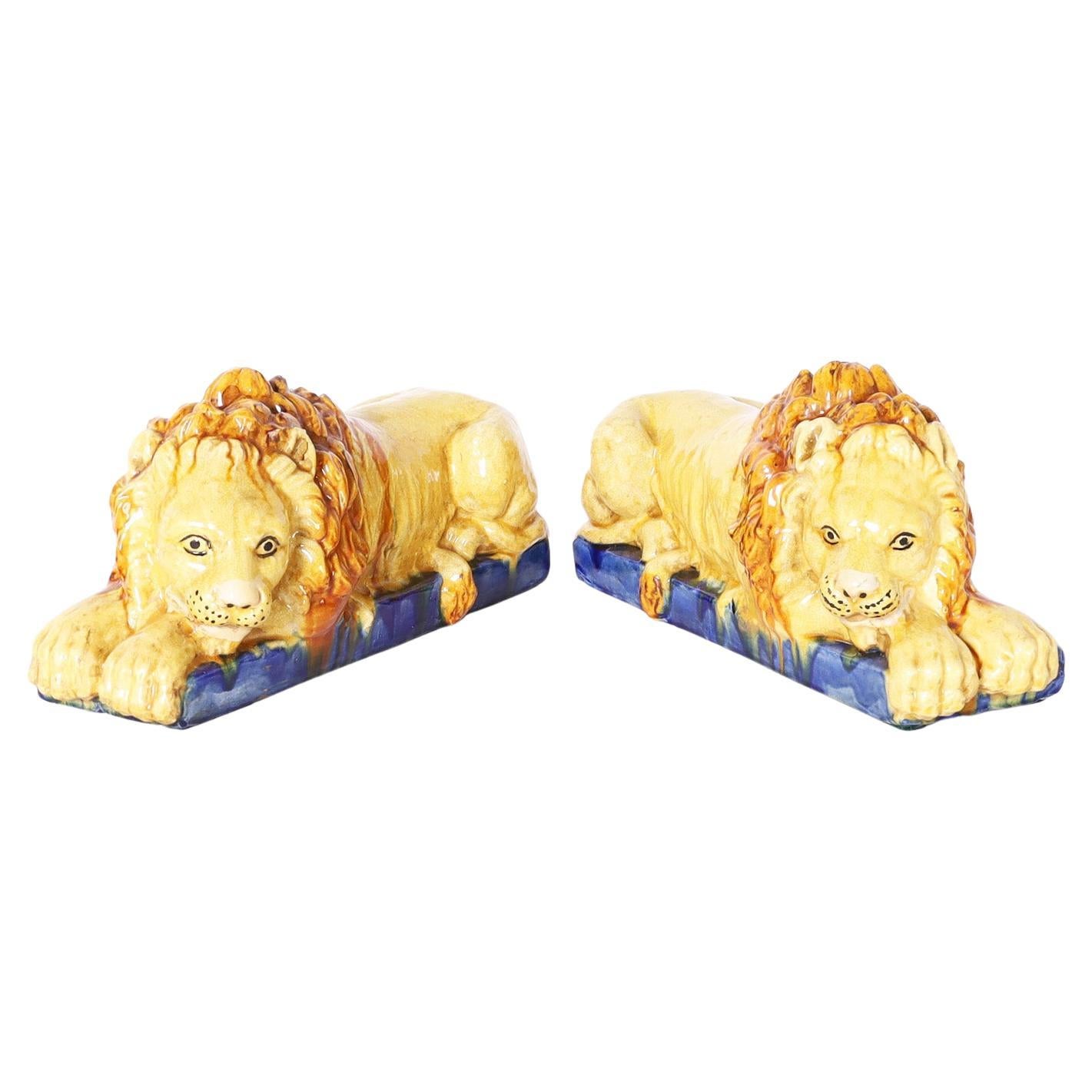 Paar antike italienische Löwen aus Steingut im Angebot