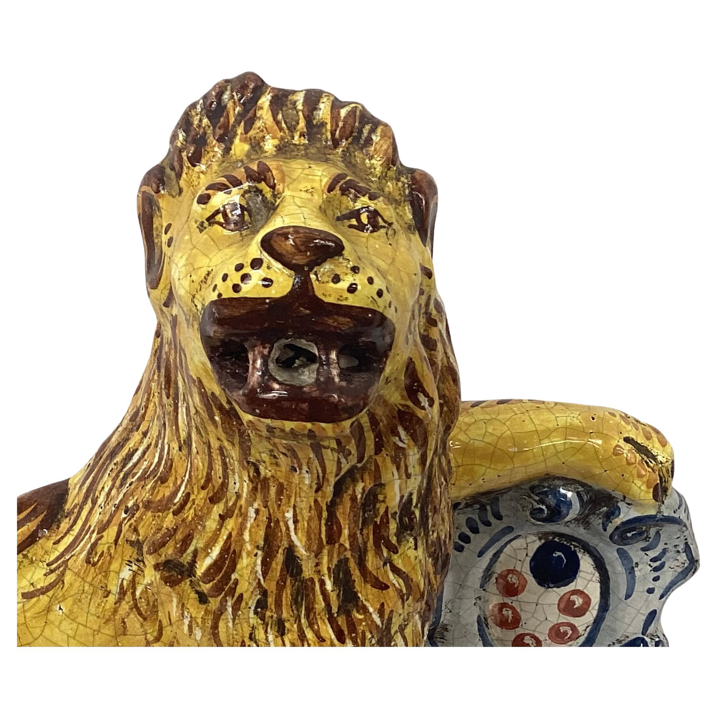 Pareja De Leones Antiguos De Loza Italiana Con Escudos De Armas en venta 4