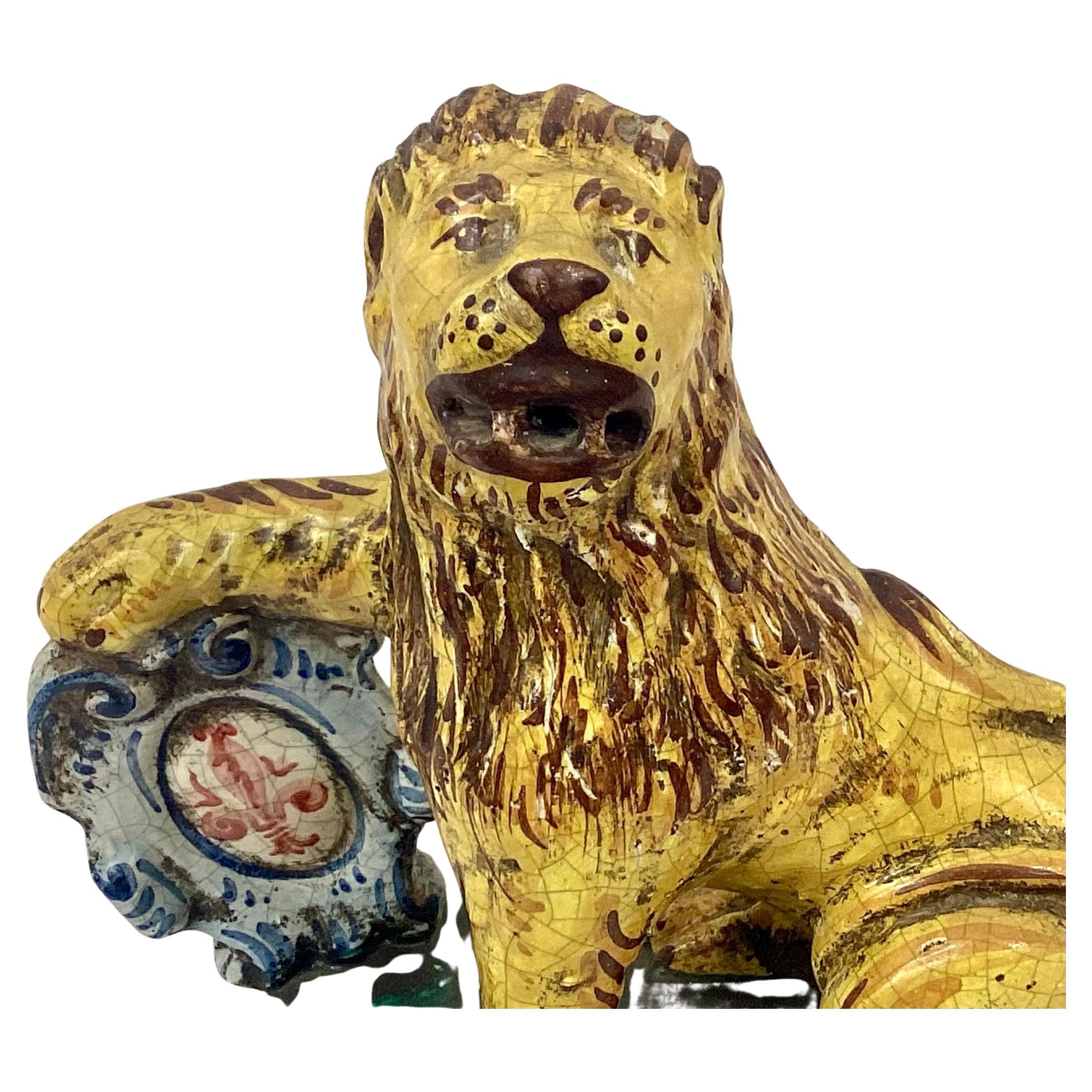 Pareja De Leones Antiguos De Loza Italiana Con Escudos De Armas en venta 5