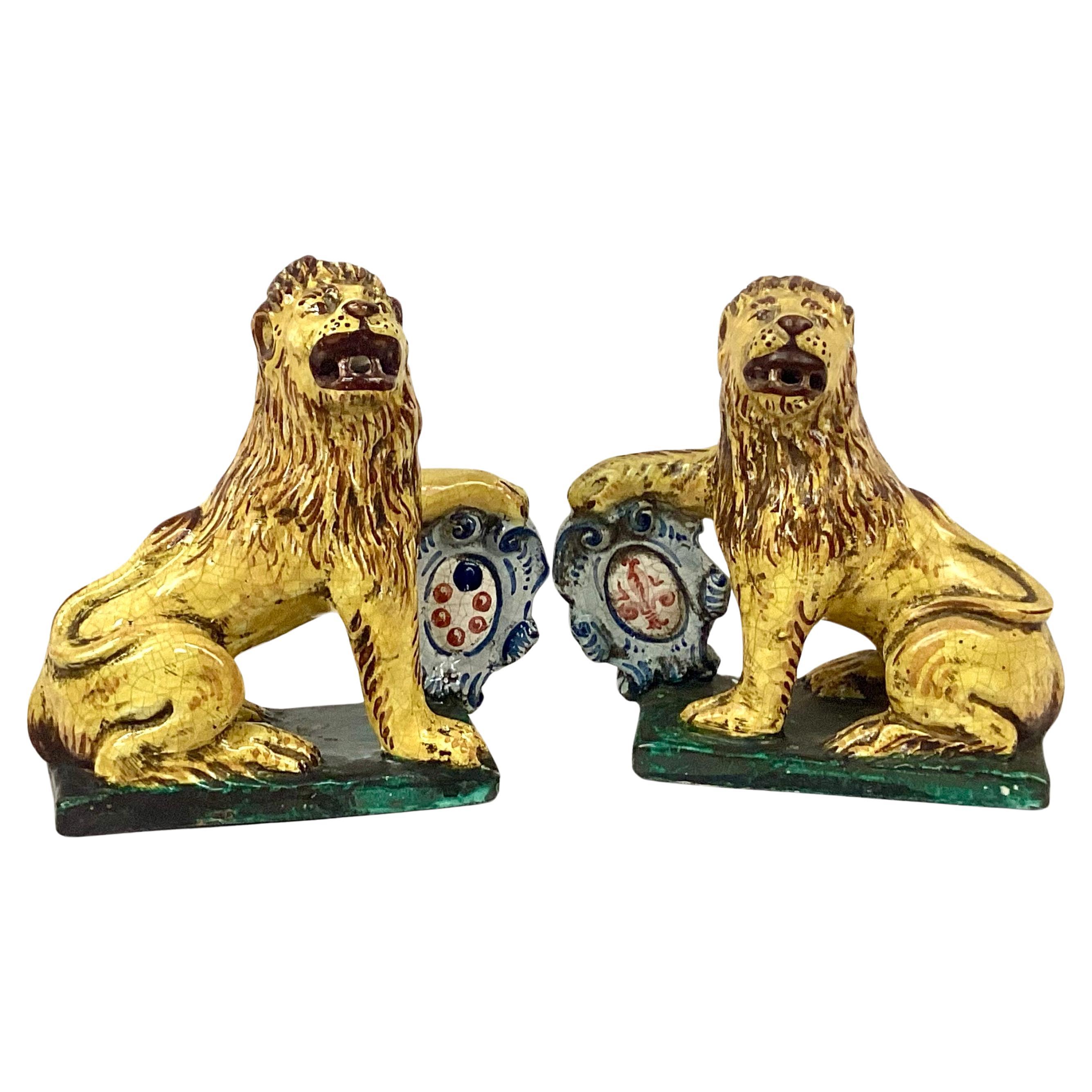 Pareja De Leones Antiguos De Loza Italiana Con Escudos De Armas en venta 6