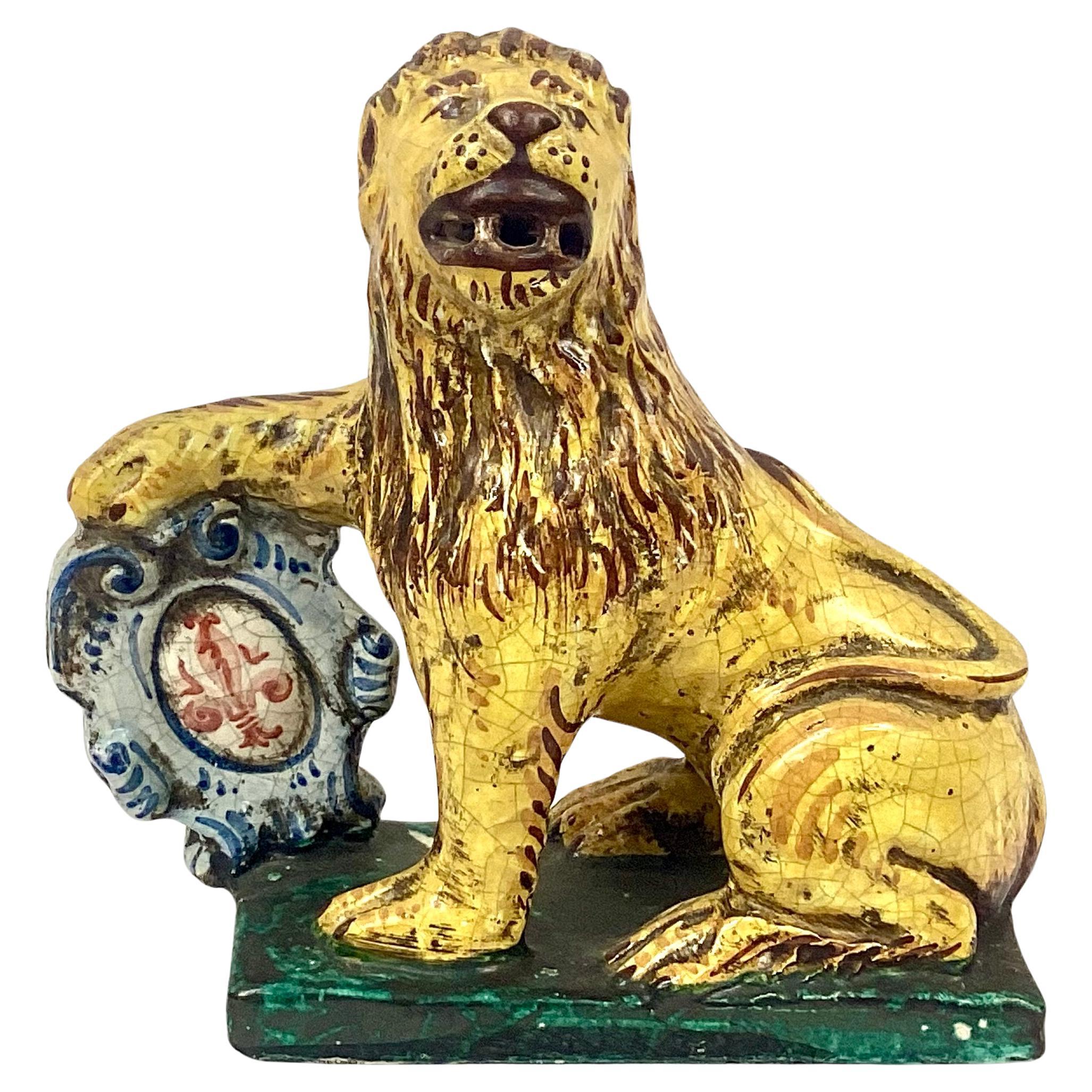 Pareja De Leones Antiguos De Loza Italiana Con Escudos De Armas Renacimiento renacentista en venta