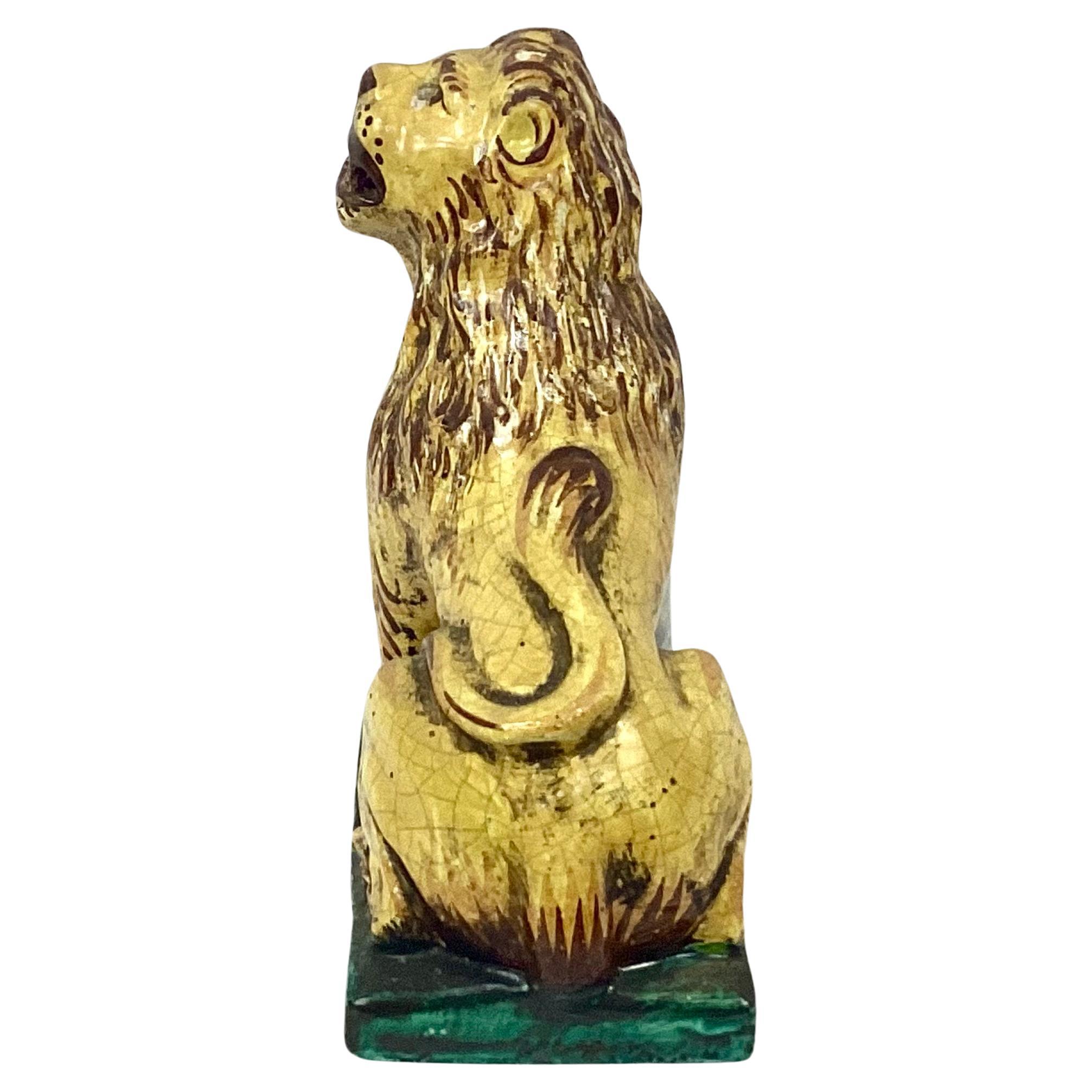 Pareja De Leones Antiguos De Loza Italiana Con Escudos De Armas en Bueno estado para la venta en Bradenton, FL