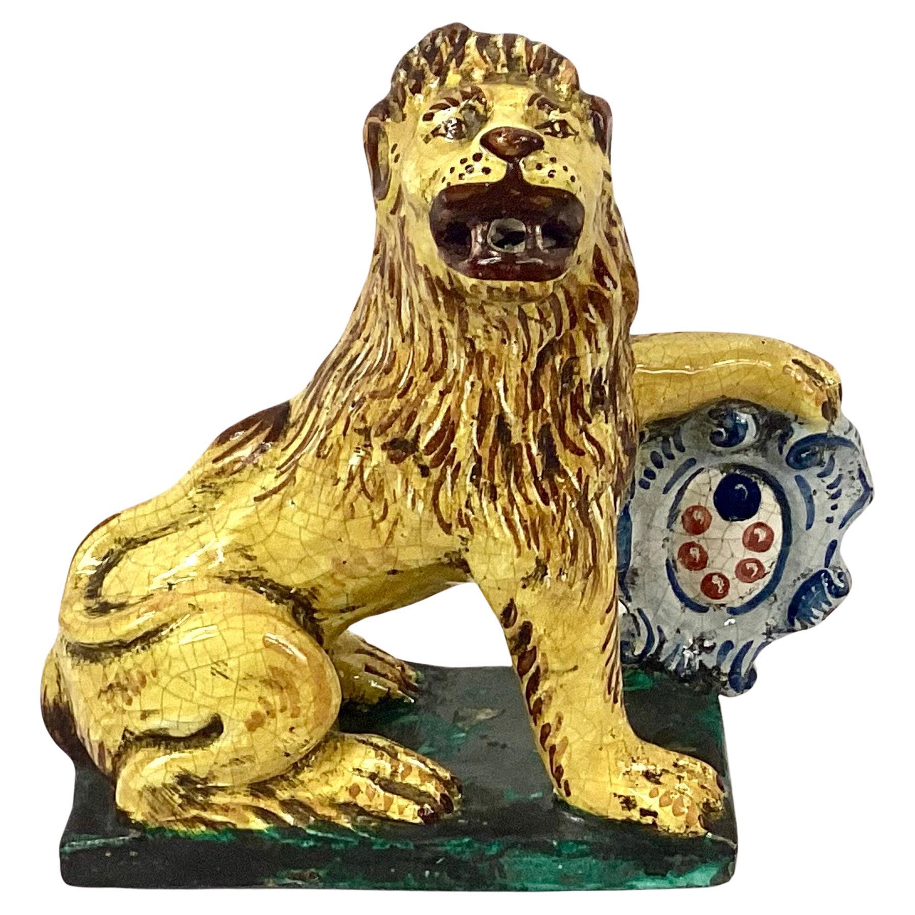 Pareja De Leones Antiguos De Loza Italiana Con Escudos De Armas Cerámico en venta
