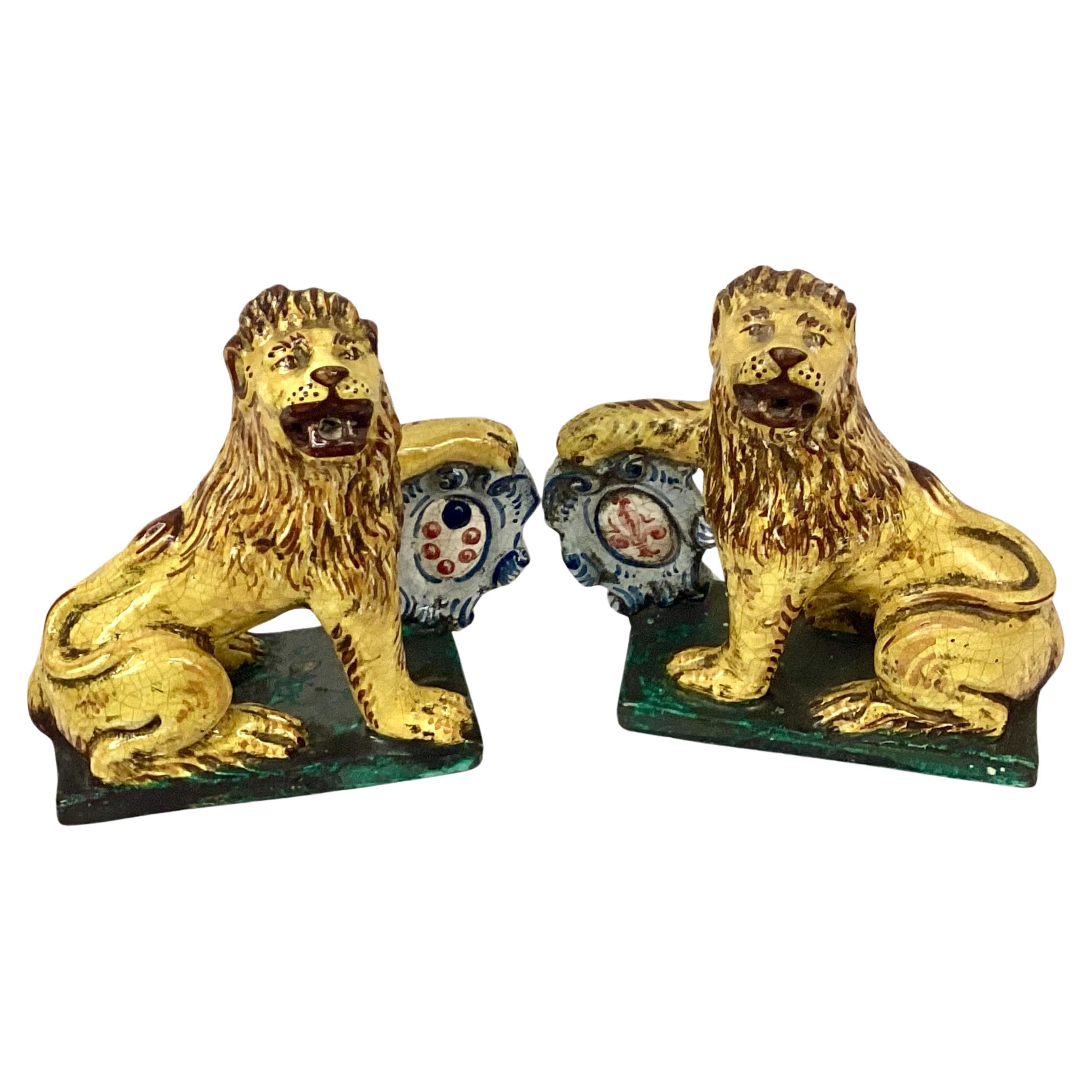 Pareja De Leones Antiguos De Loza Italiana Con Escudos De Armas