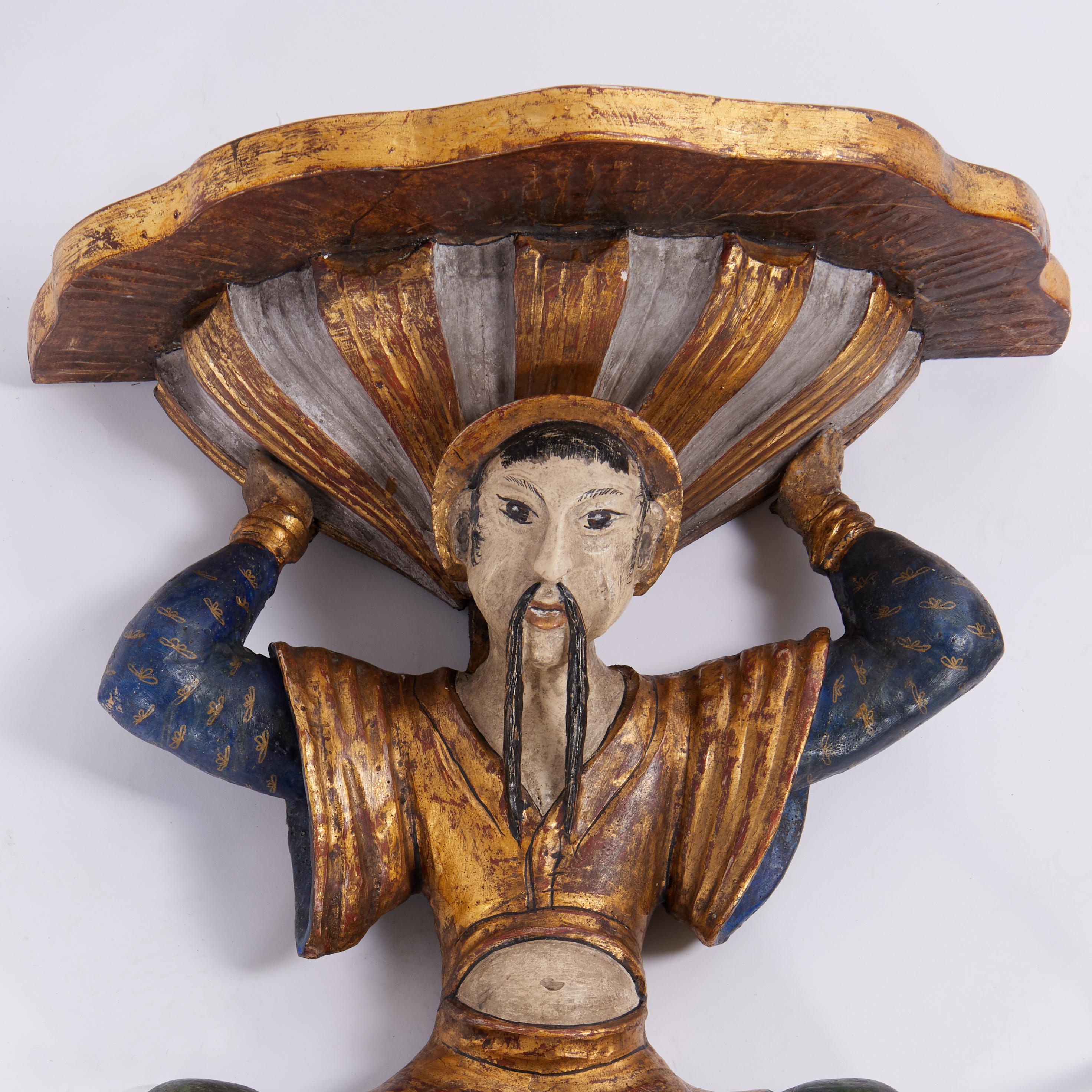Rara e notevole coppia di mensole da parete italiane del XVIII secolo intagliate a mano in noce nelle drammatiche sembianze di figure asiatiche con baffi alla Fu Manchu e finiture policrome e dorate ora invecchiate alla perfezione. Il meglio del
