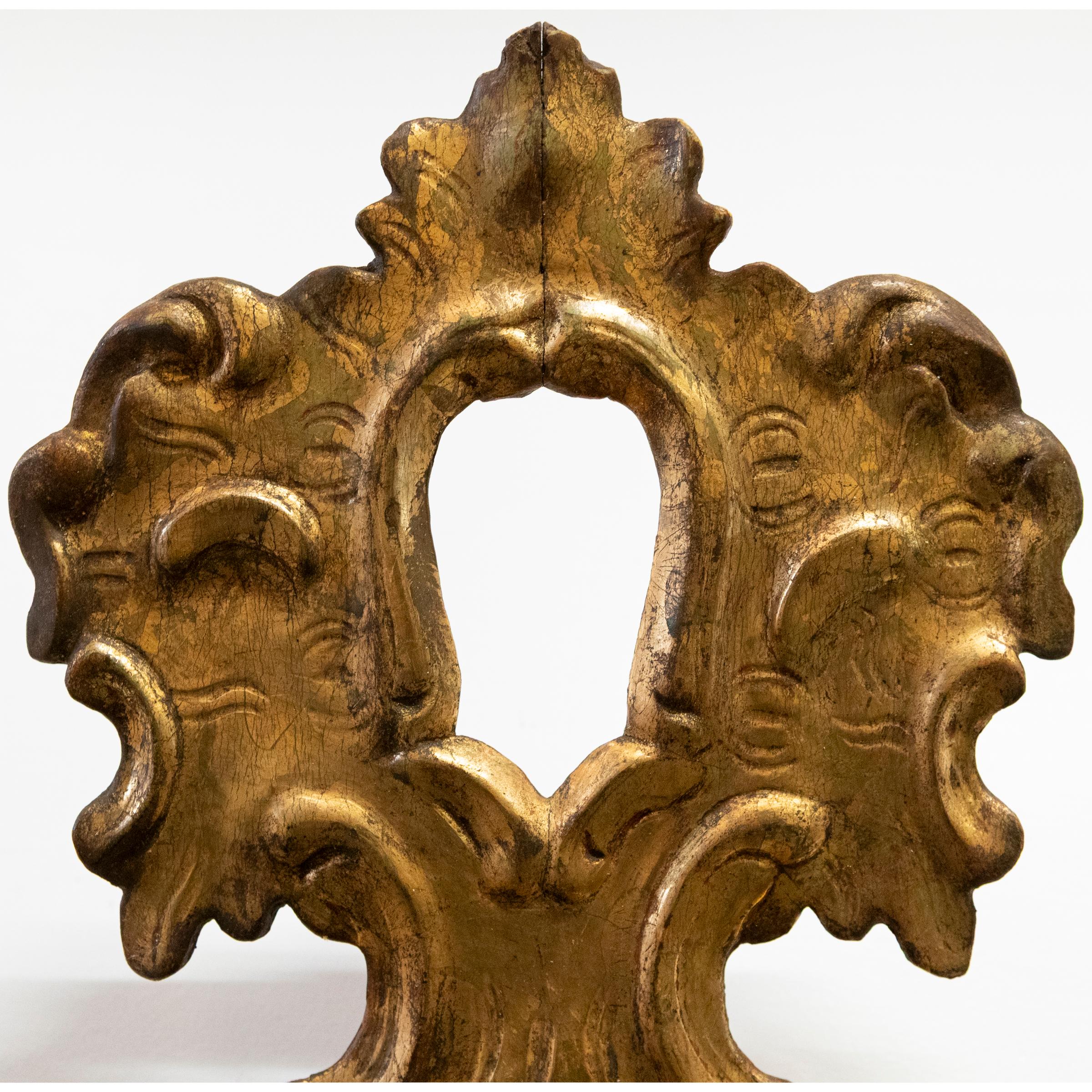 Coppia di specchi ornati in legno dorato italiano antico in vendita 3