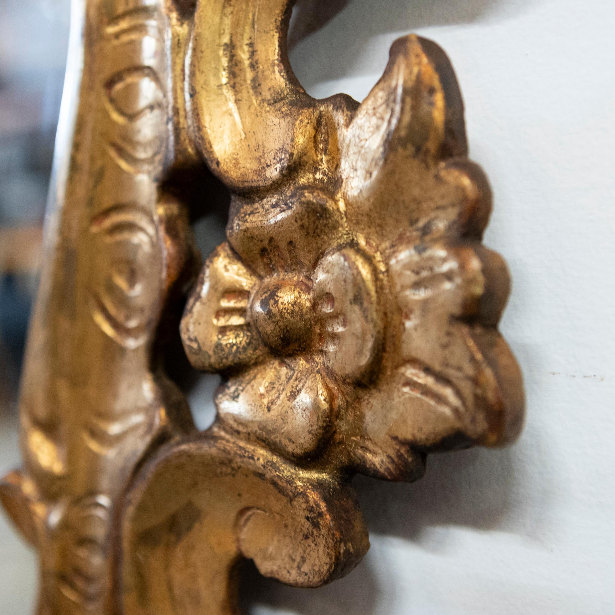 Coppia di specchi ornati in legno dorato italiano antico in vendita 4