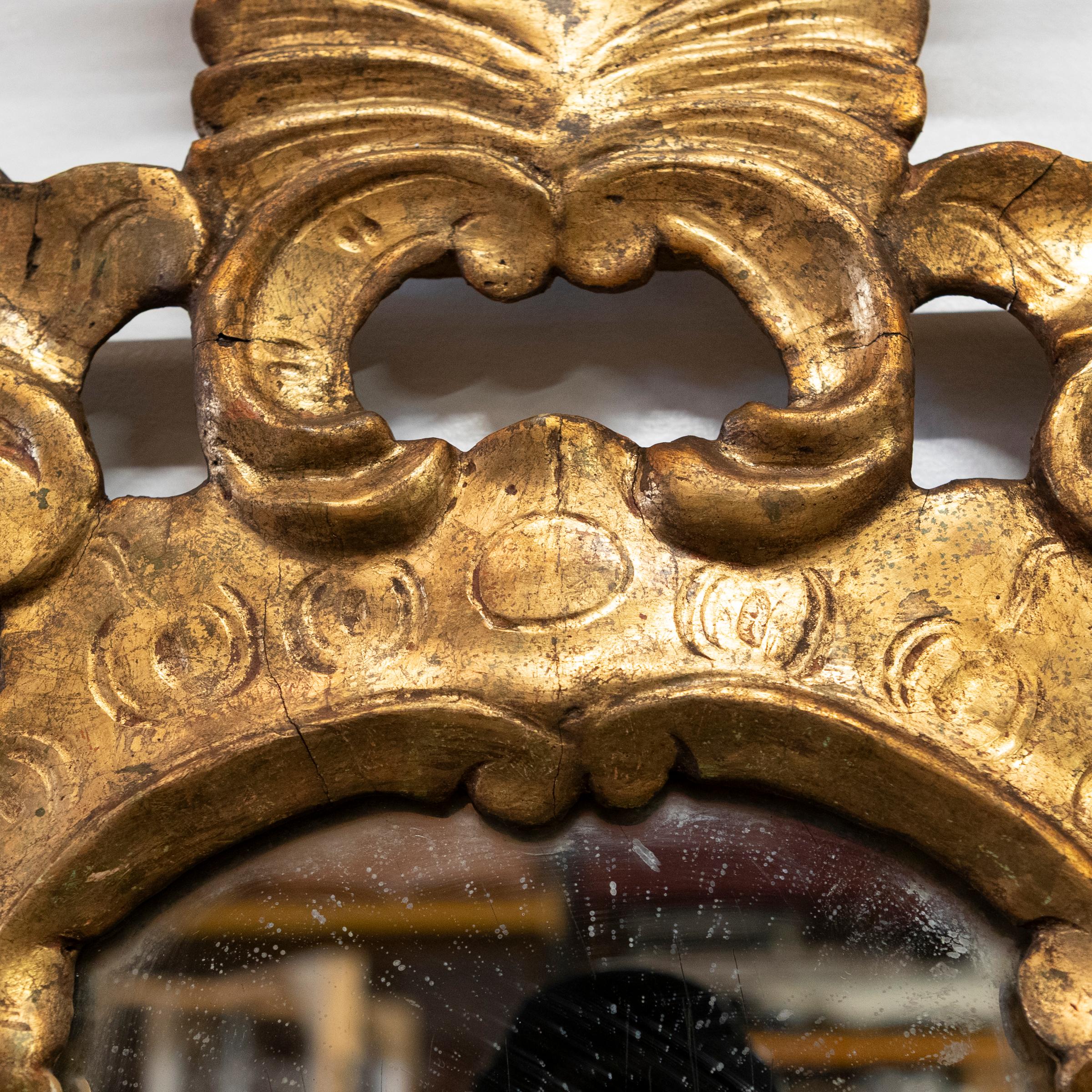 Coppia di specchi ornati in legno dorato italiano antico in vendita 6