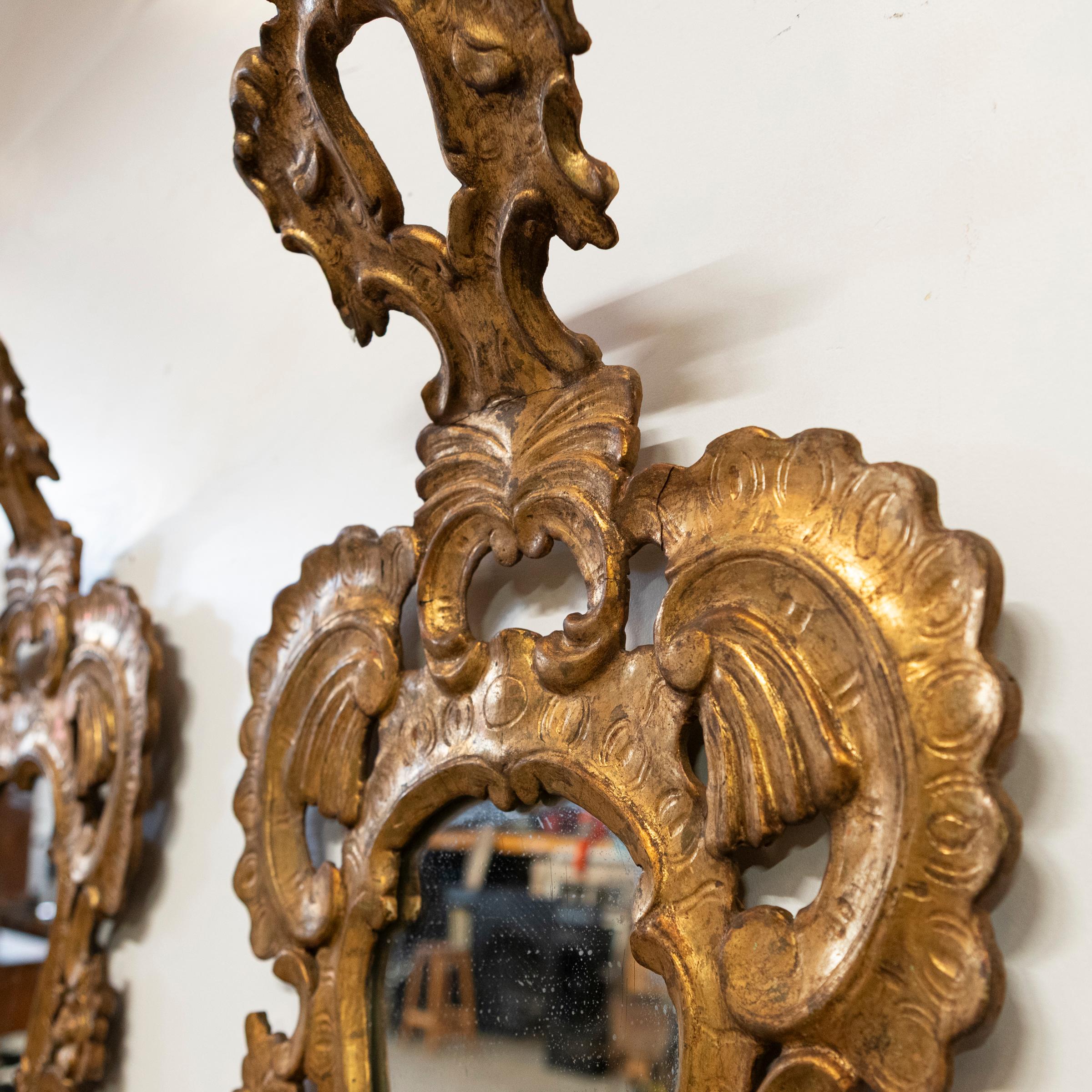 Coppia di specchi ornati in legno dorato italiano antico in vendita 7