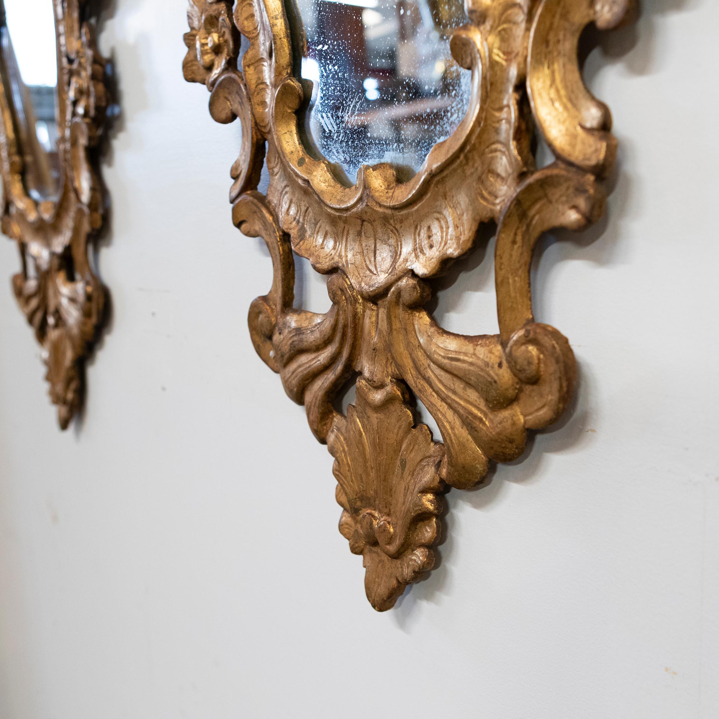 Coppia di specchi ornati in legno dorato italiano antico in vendita 8