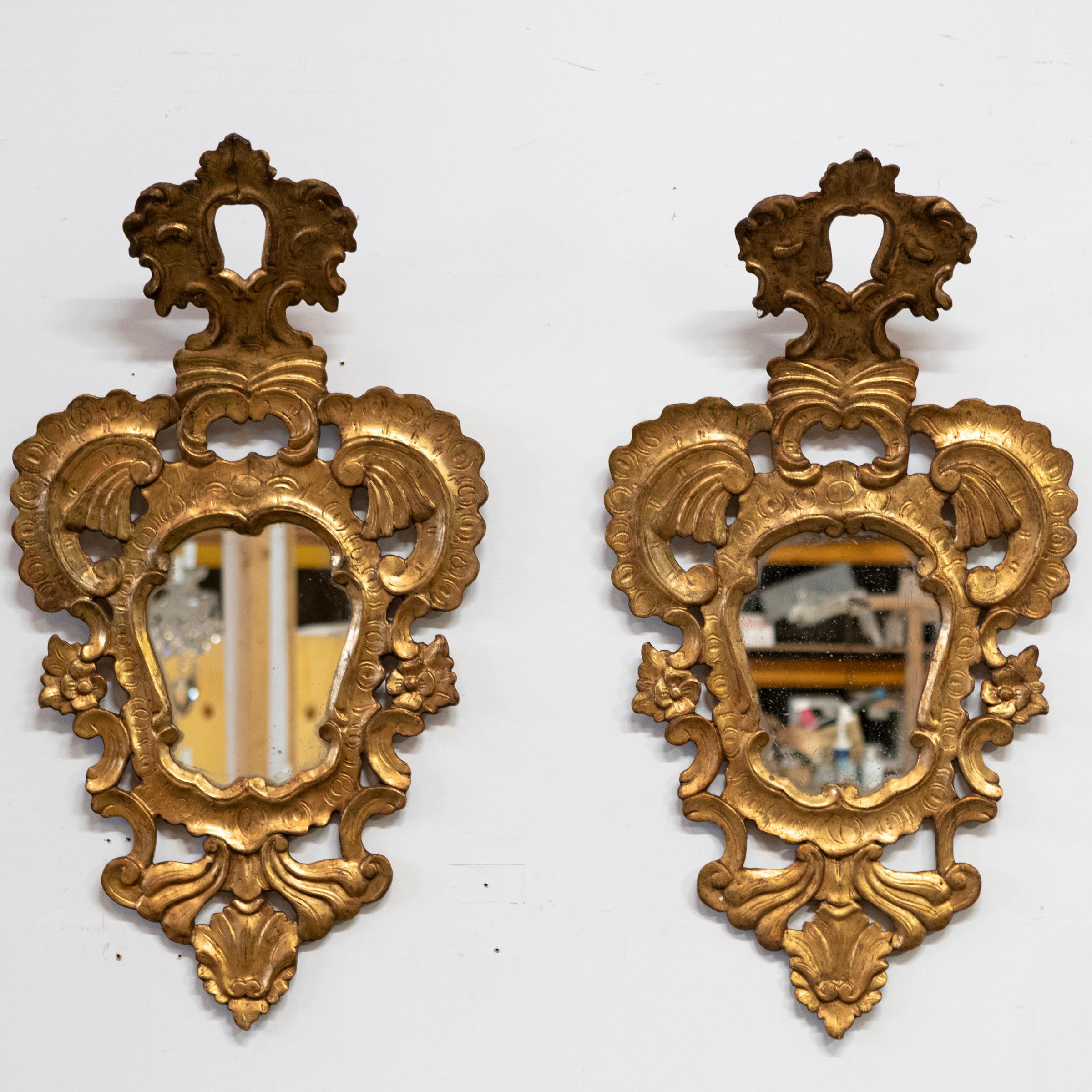 Italiano Coppia di specchi ornati in legno dorato italiano antico in vendita