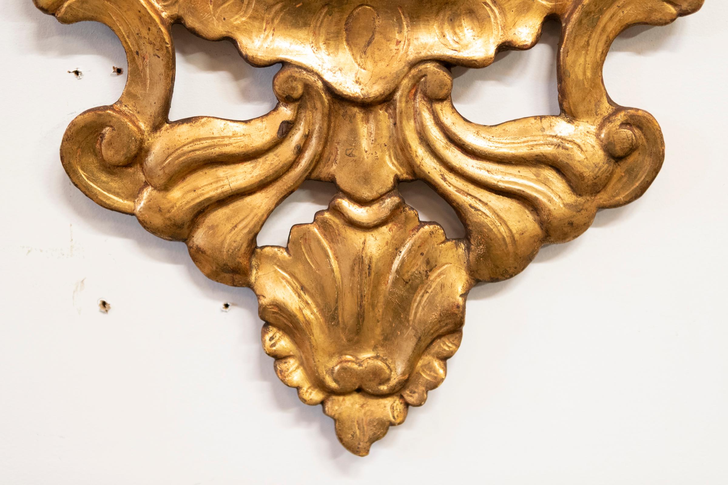Legno dorato Coppia di specchi ornati in legno dorato italiano antico in vendita