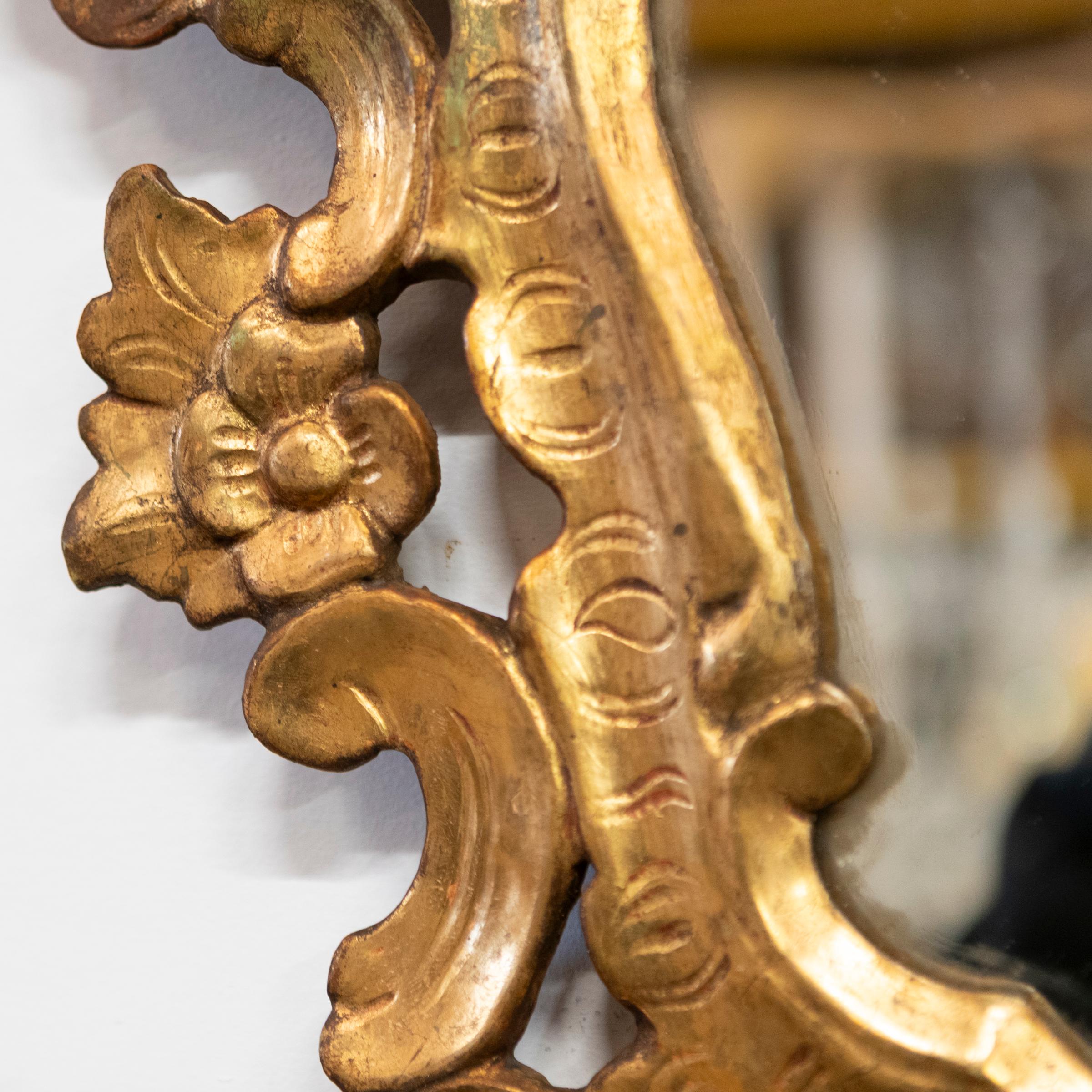 Coppia di specchi ornati in legno dorato italiano antico in vendita 1