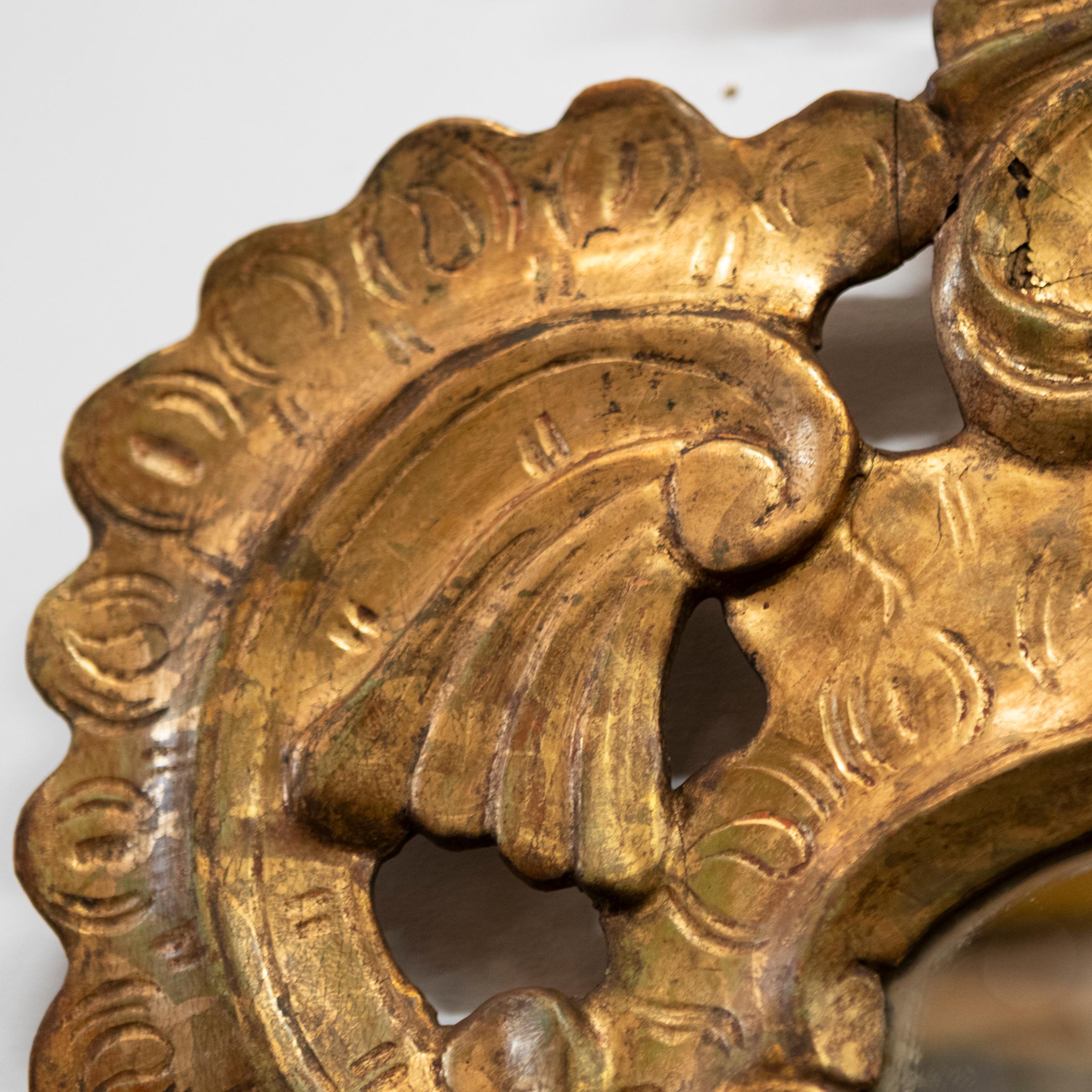 Coppia di specchi ornati in legno dorato italiano antico in vendita 2