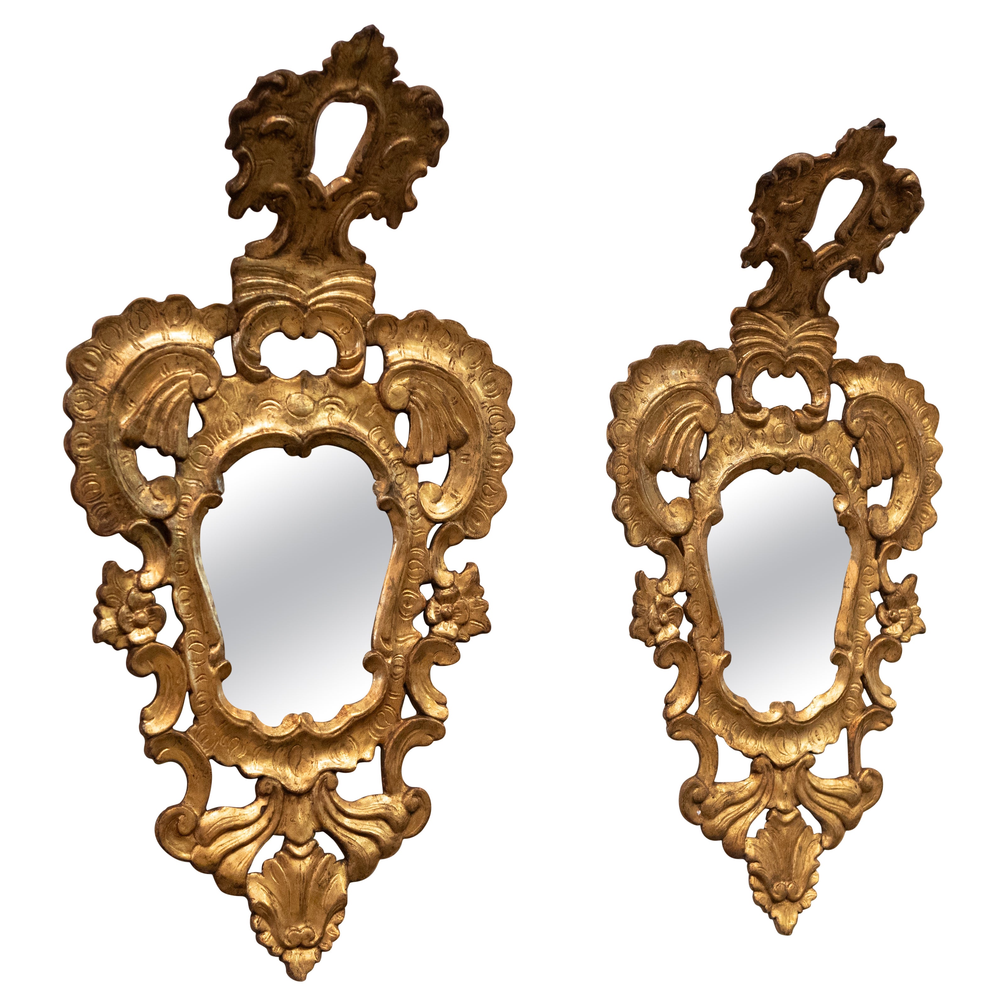 Coppia di specchi ornati in legno dorato italiano antico in vendita