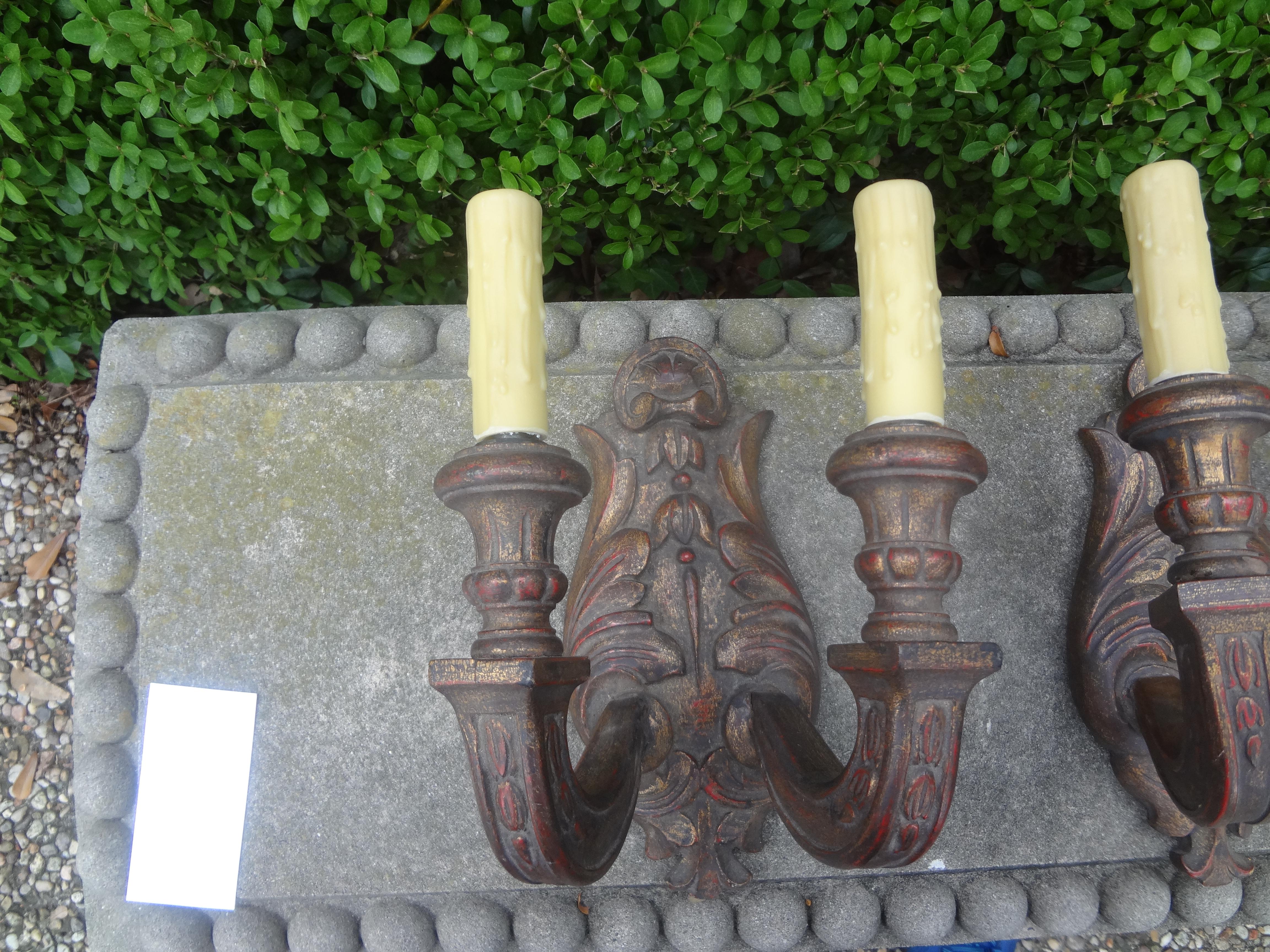 Belle paire d'appliques à deux lumières en bois doré sculpté italien. Ces appliques italiennes ont été nouvellement câblées pour les normes américaines et datent des années 1920. Superbe patine !