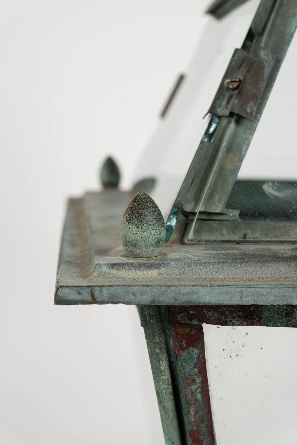Paire de lanternes italiennes anciennes à panneaux de verre en vente 3