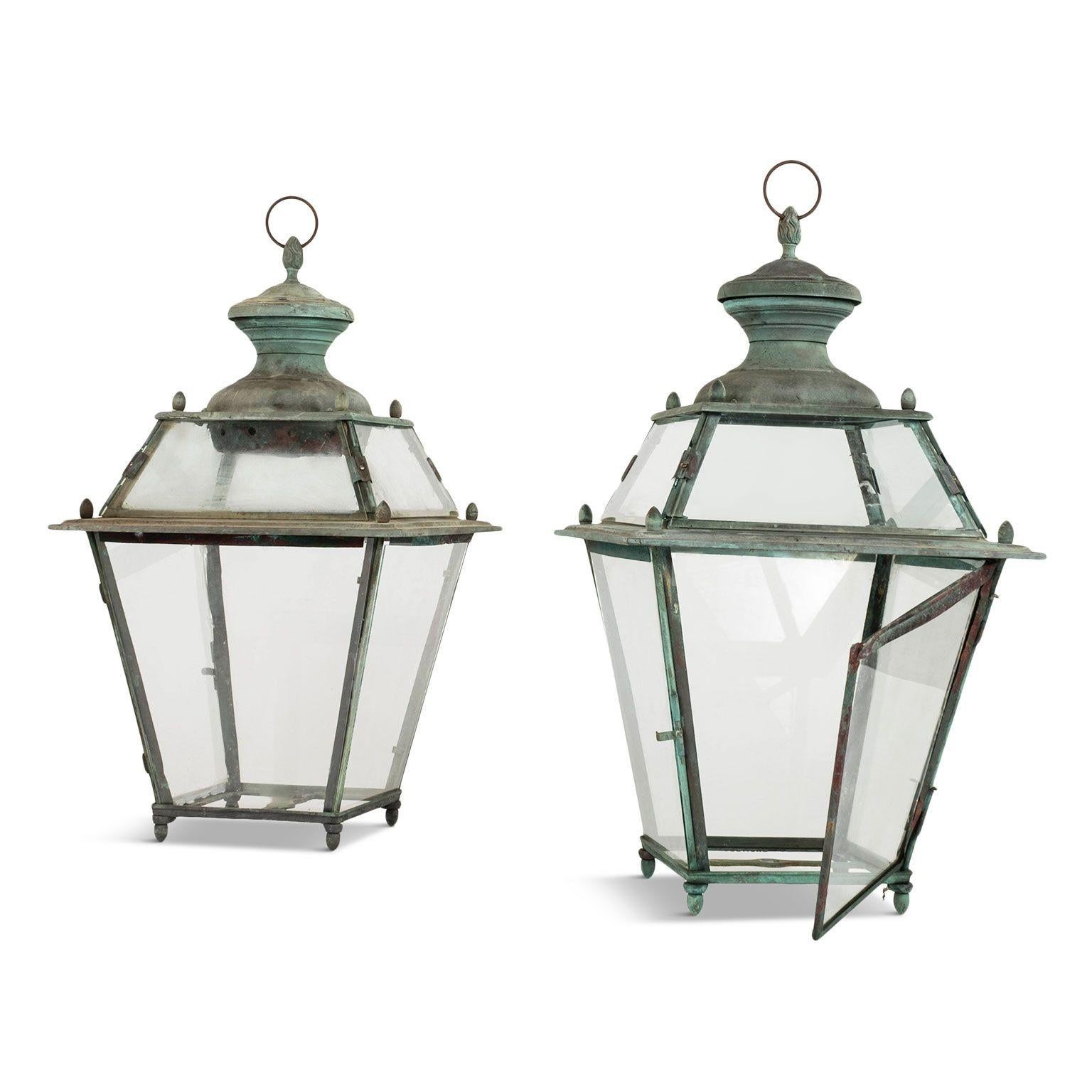 Paire de lanternes italiennes anciennes à panneaux de verre, vers 1900-1910. Fonte de laiton à patine douce et naturelle vert-verdigris. Vendus ensemble et estimés à 10 800 $ pour la paire. Non câblé.