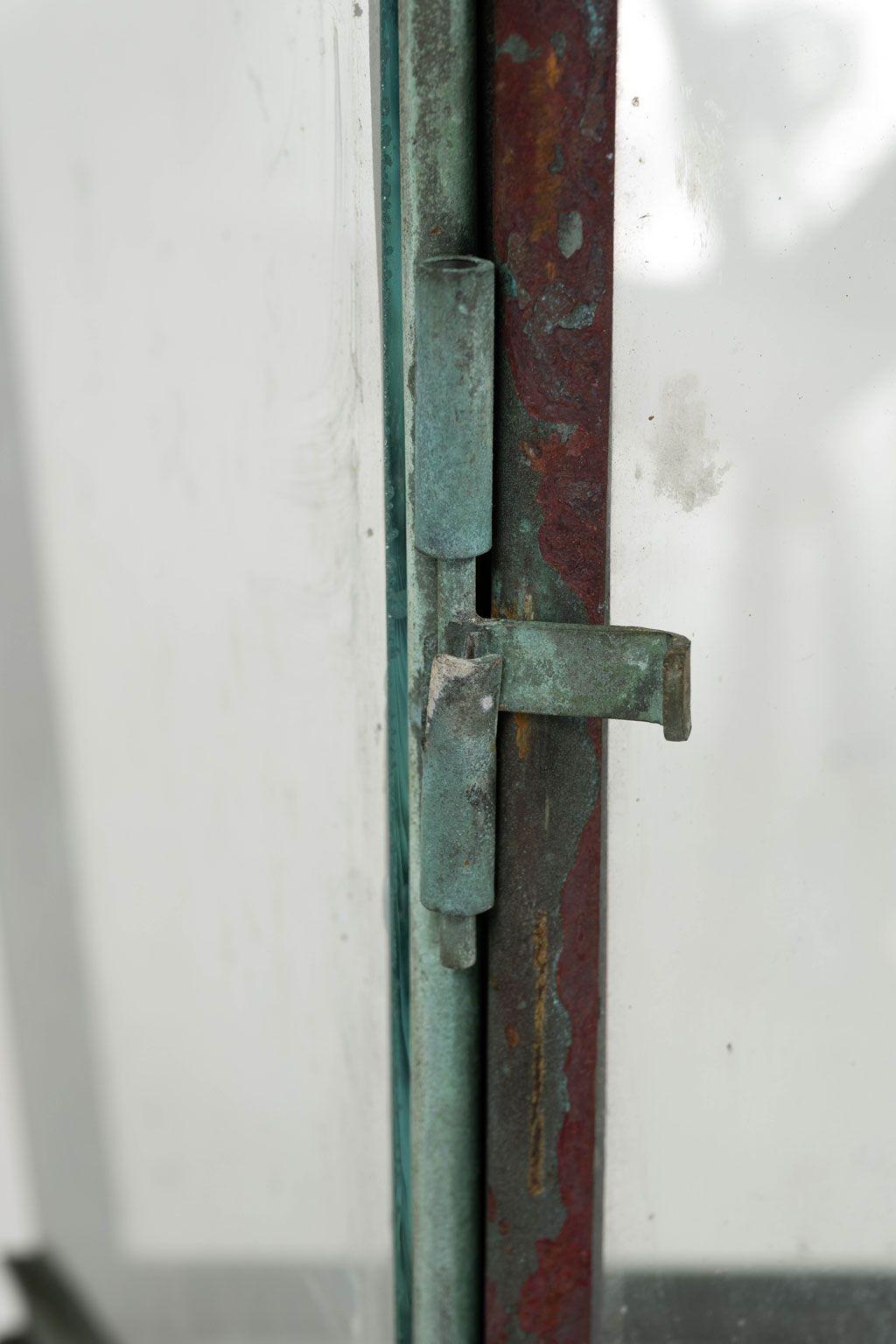 Moulage Paire de lanternes italiennes anciennes à panneaux de verre en vente
