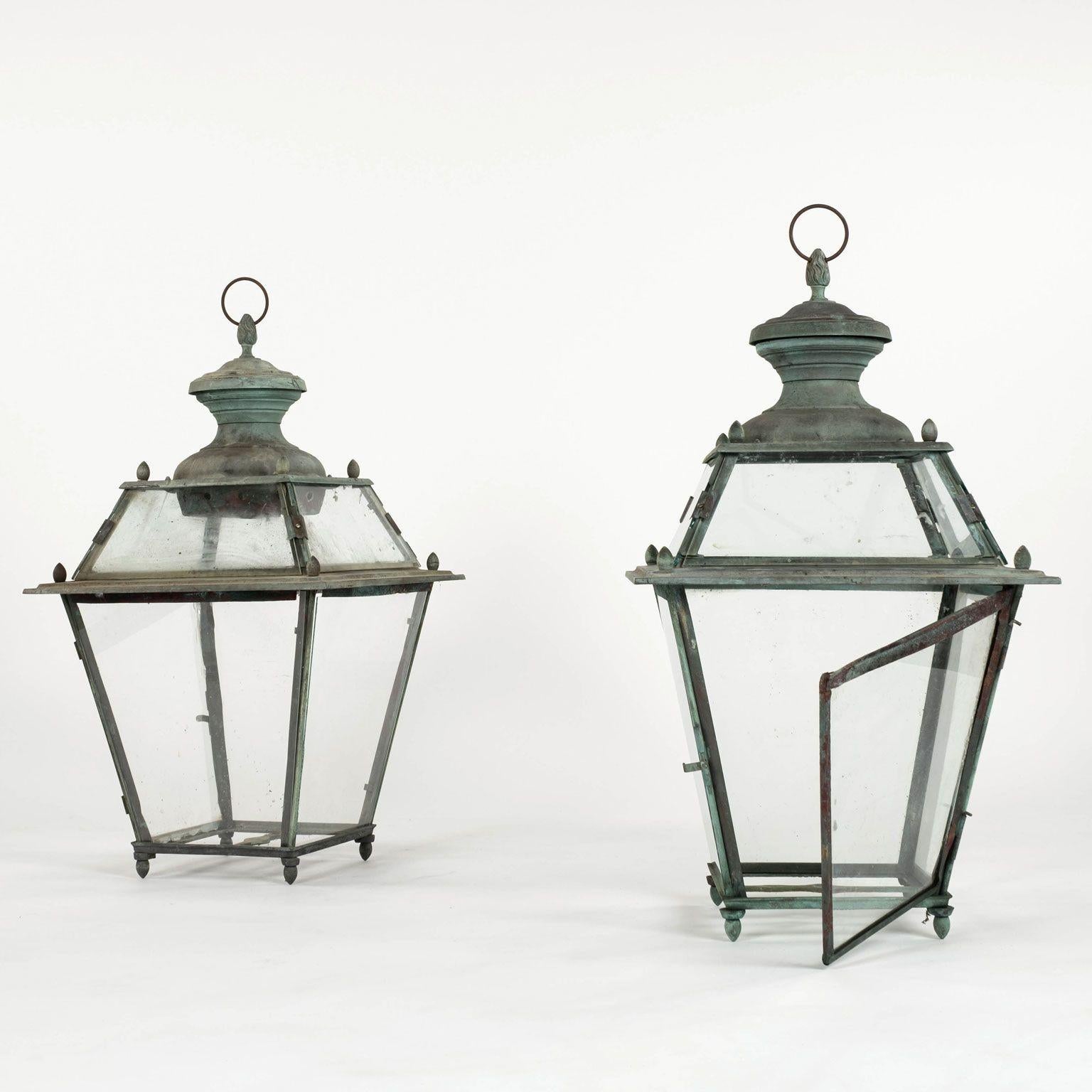 Paire de lanternes italiennes anciennes à panneaux de verre Bon état - En vente à Houston, TX