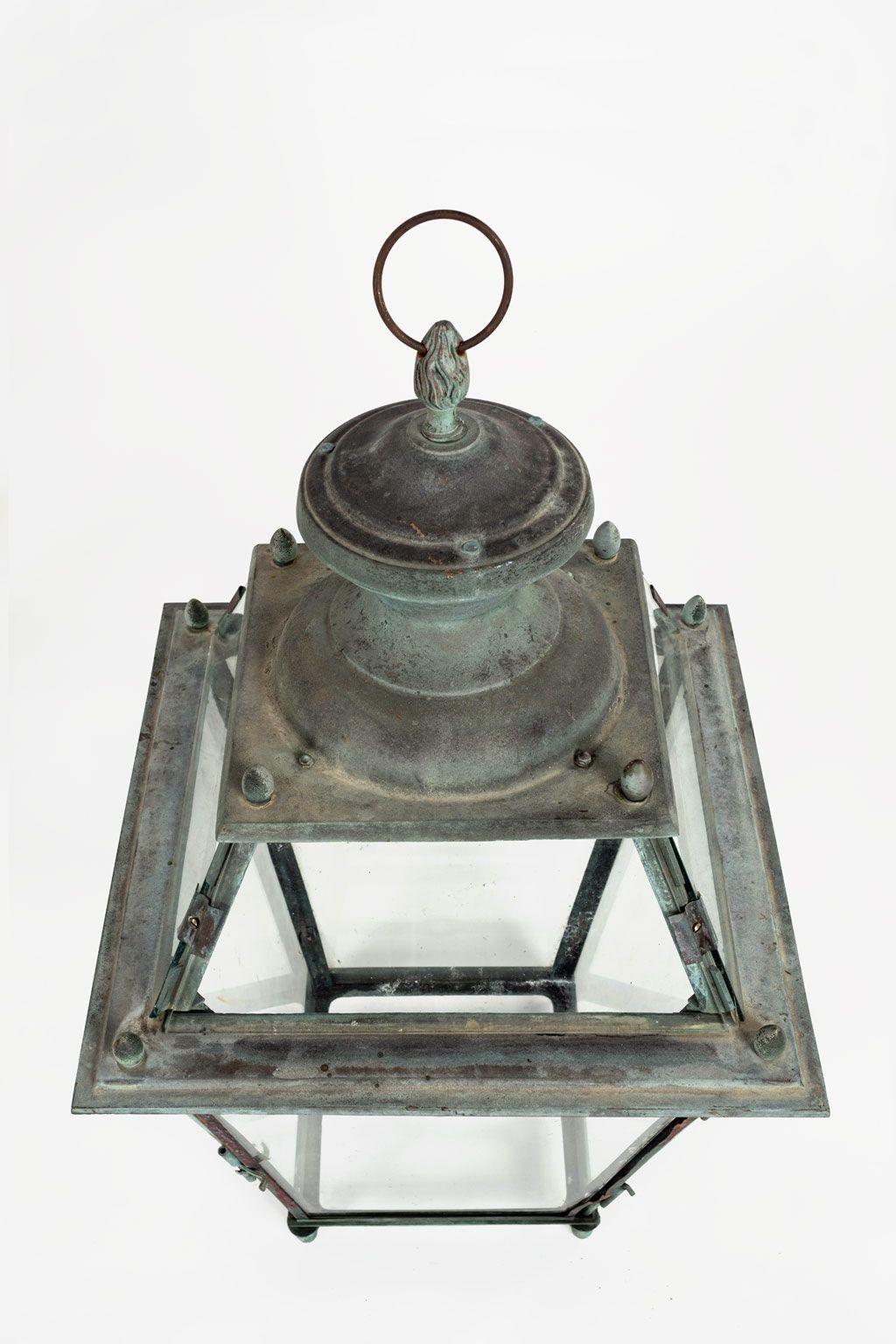 Paire de lanternes italiennes anciennes à panneaux de verre en vente 1