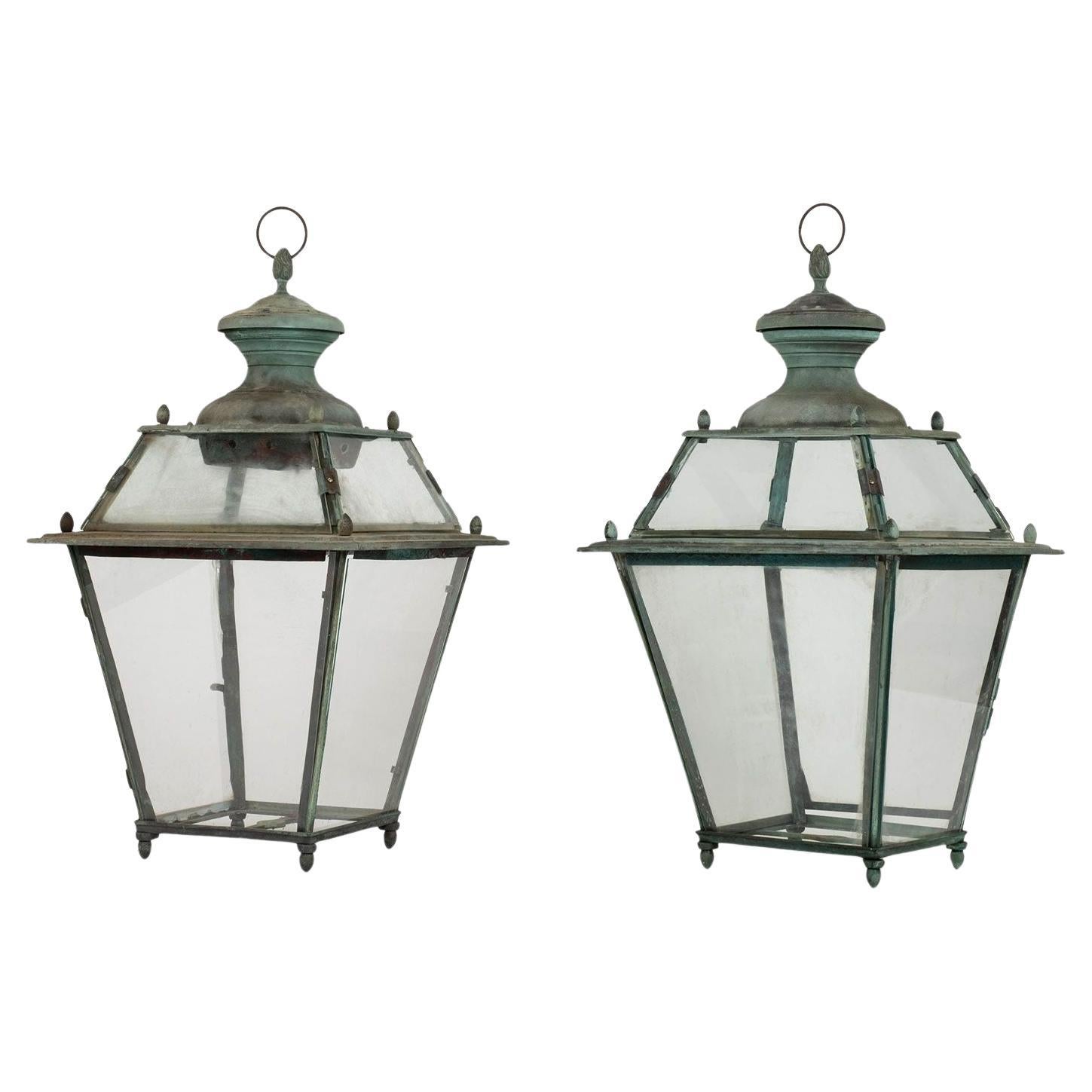 Paire de lanternes italiennes anciennes à panneaux de verre en vente