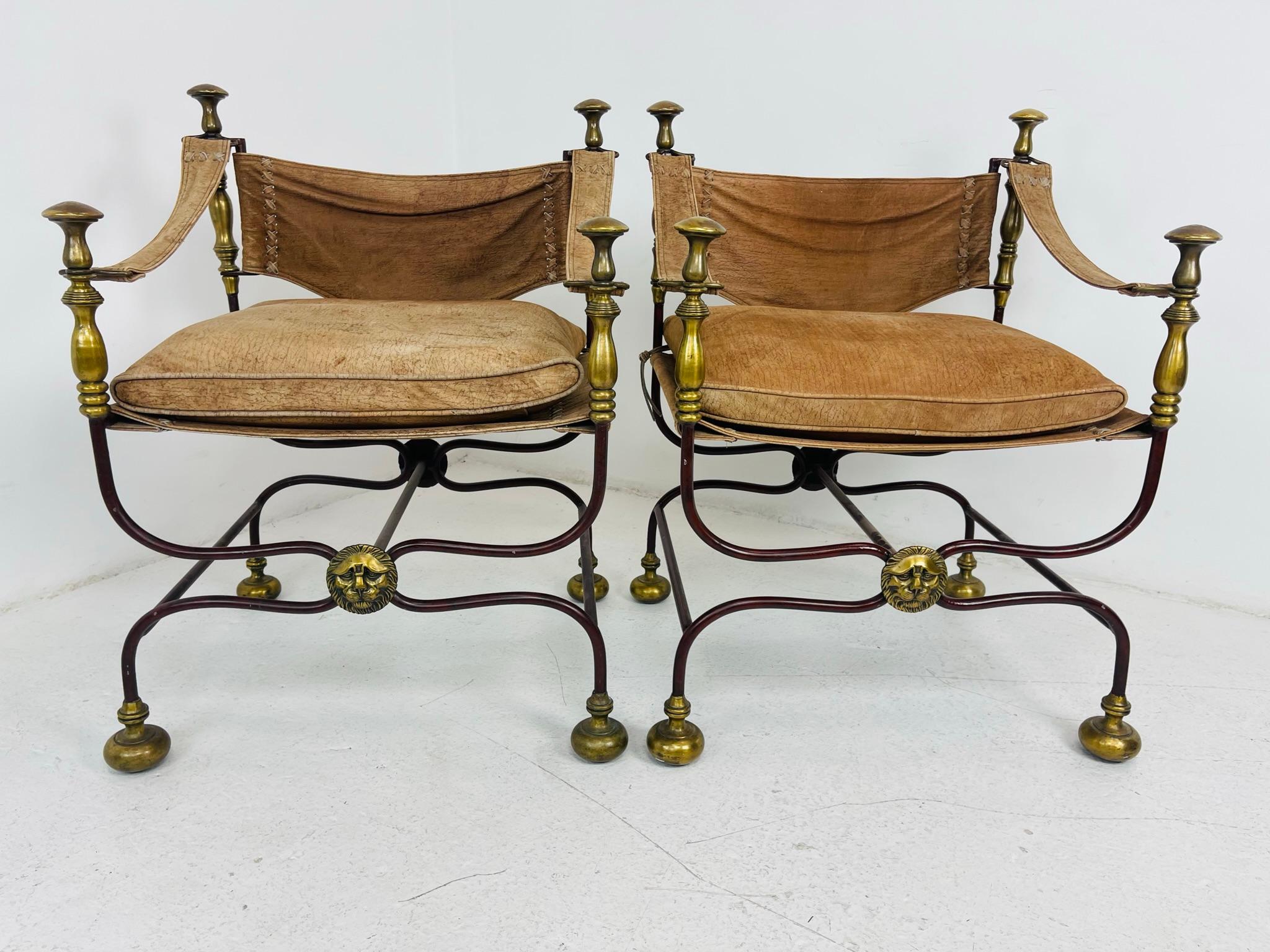 Paar antike italienische Campaign-Stühle aus Leder und Eisen im Zustand „Gut“ im Angebot in Dallas, TX