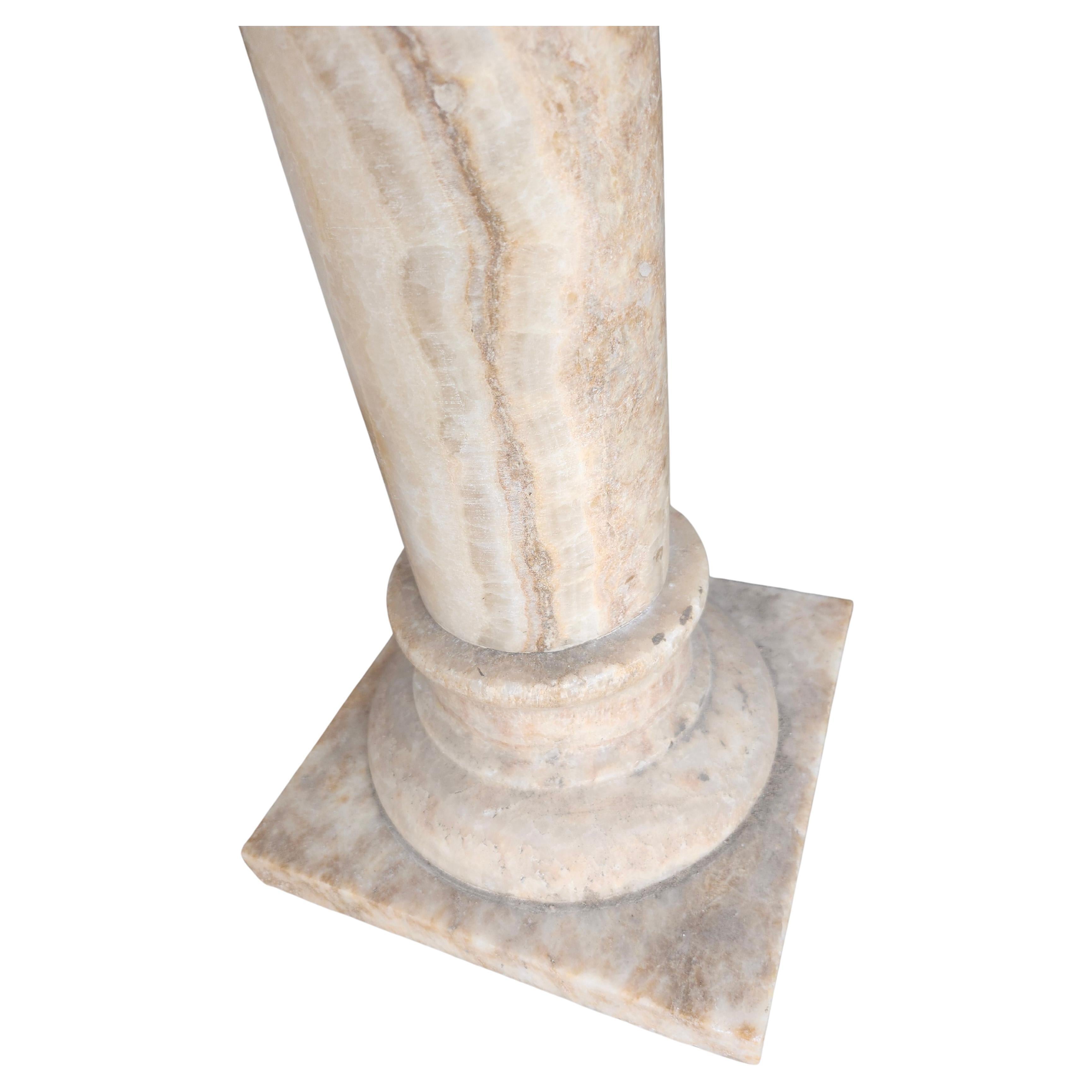 Paar antike italienische Onyx-Marmor-Stein-Sockel (Griechisch-römisch) im Angebot