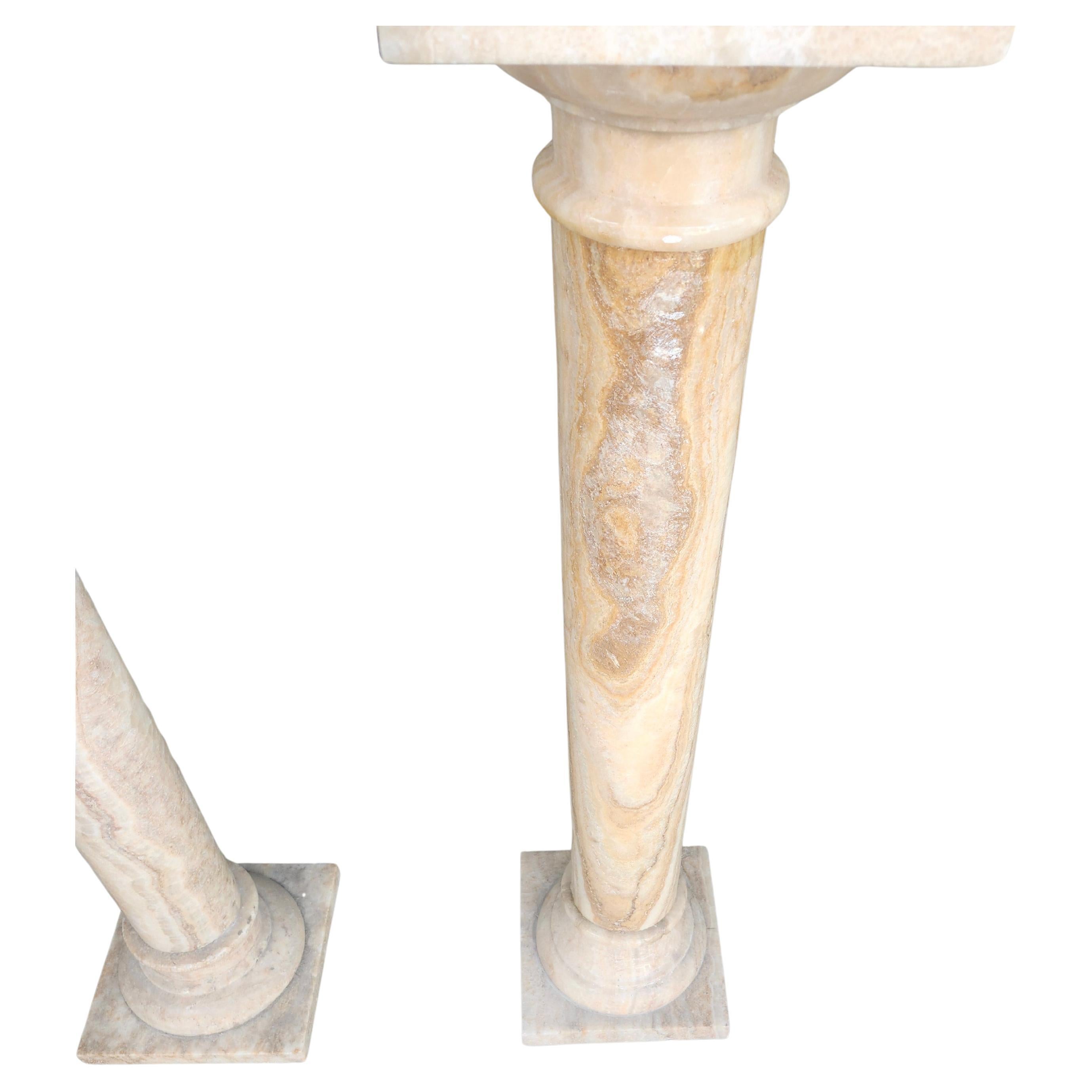 Paar antike italienische Onyx-Marmor-Stein-Sockel (Italienisch) im Angebot