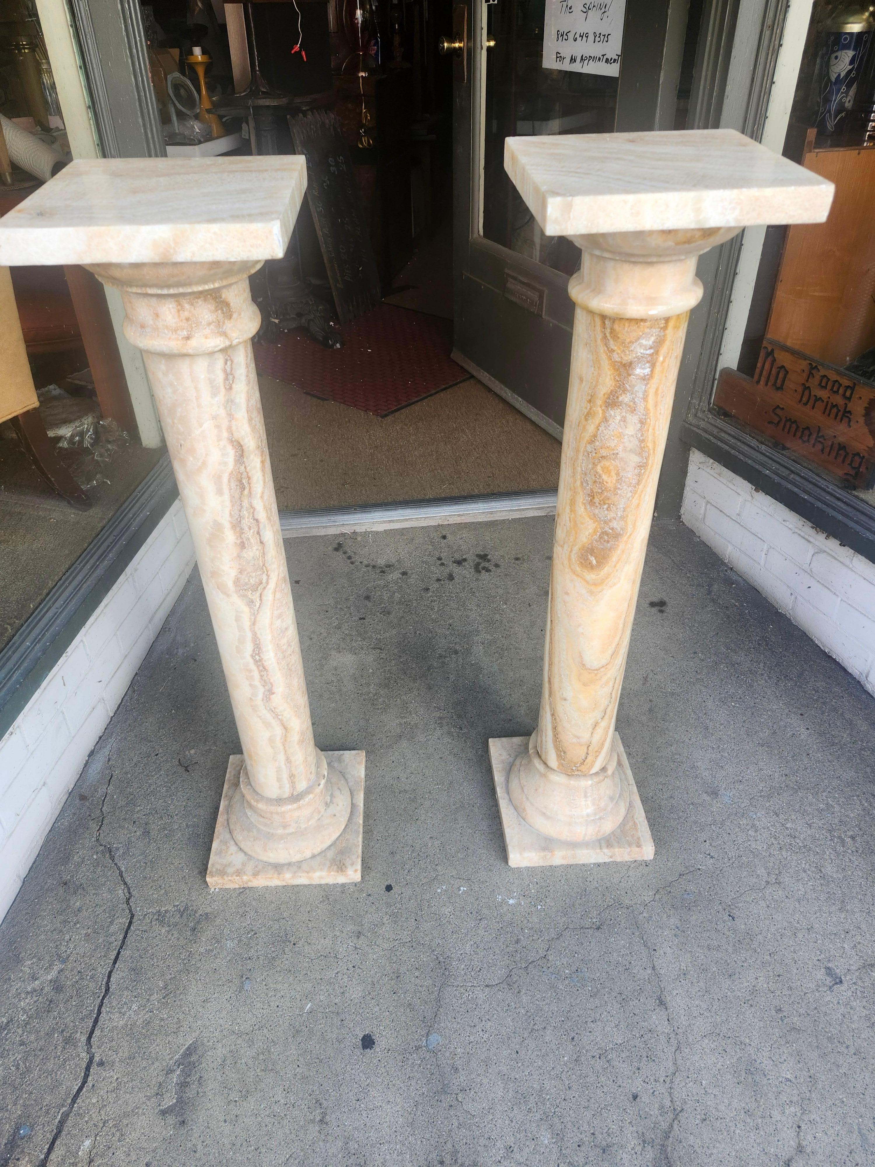 Paar antike italienische Onyx-Marmor-Stein-Sockel (Frühes 20. Jahrhundert) im Angebot