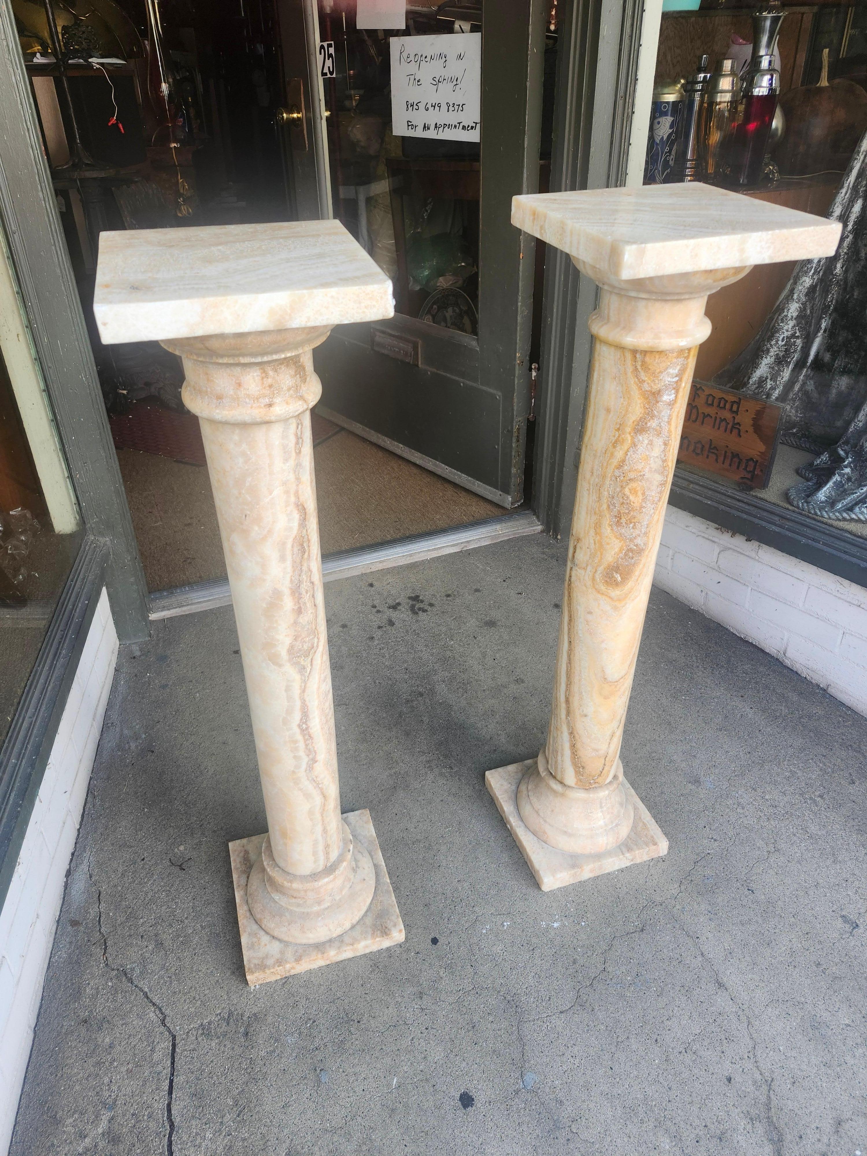 Paar antike italienische Onyx-Marmor-Stein-Sockel im Angebot 1