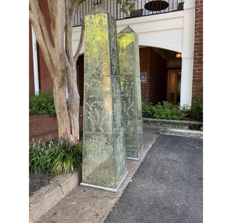 Coppia di obelischi neoclassici italiani del XIX secolo rivestiti in sezioni a specchio con disegni floreali incisi, ossidati alla perfezione e con le imperfezioni previste. 

Informazioni aggiuntive:
Materiali: Specchio
Colore: Argento
Stili: