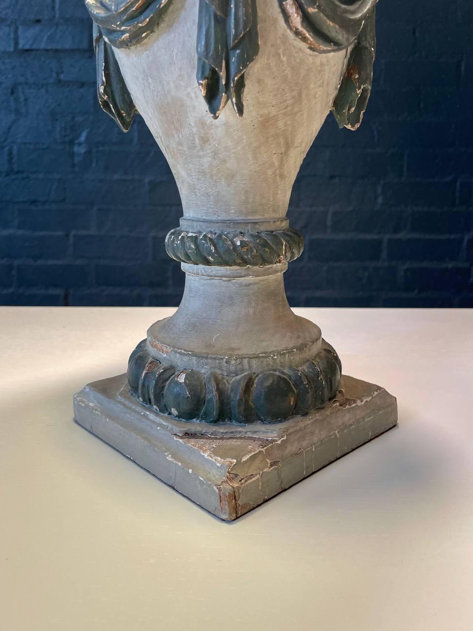 Coppia di antiche lampade da tavolo neoclassiche italiane a urna in legno scolpito in vendita 3