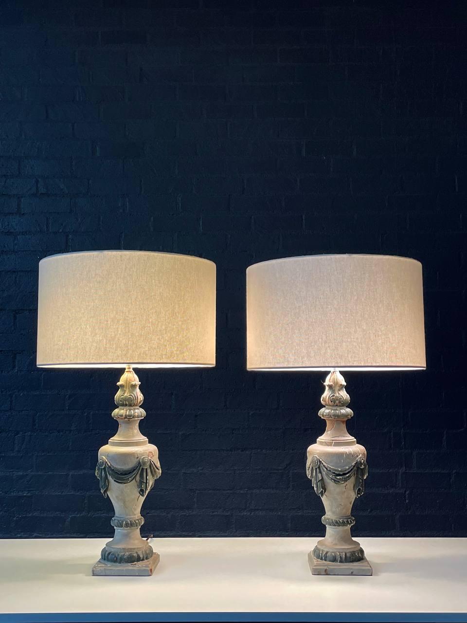 Condit: Cablata di recente, paralumi in lino nuovi
Materiali: Legno intagliato e dipinto a mano, paralumi in lino personalizzati &New
Stile: Neoclassico italiano 

Dimensioni:
30 