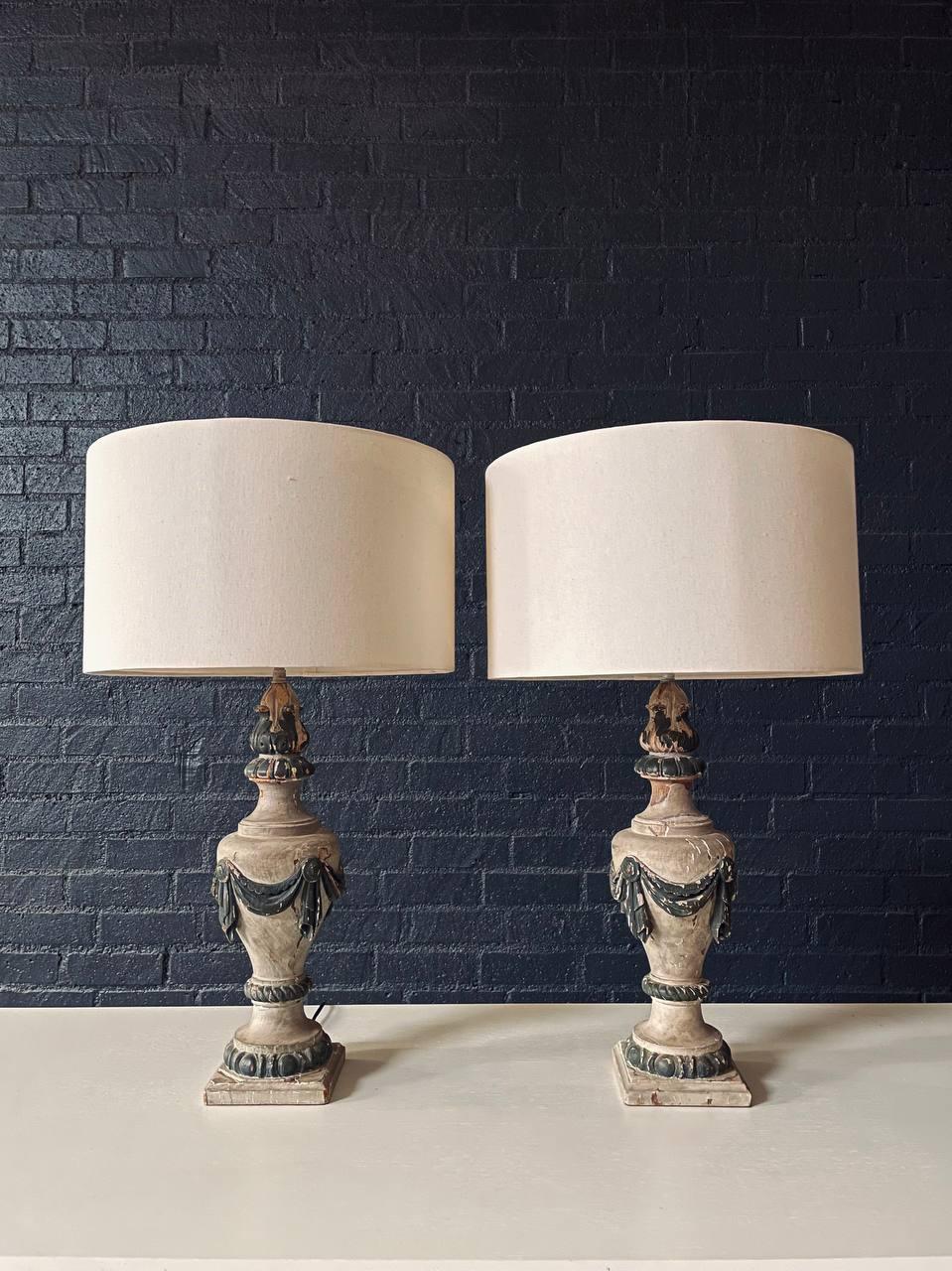 Altro Coppia di antiche lampade da tavolo neoclassiche italiane a urna in legno scolpito in vendita