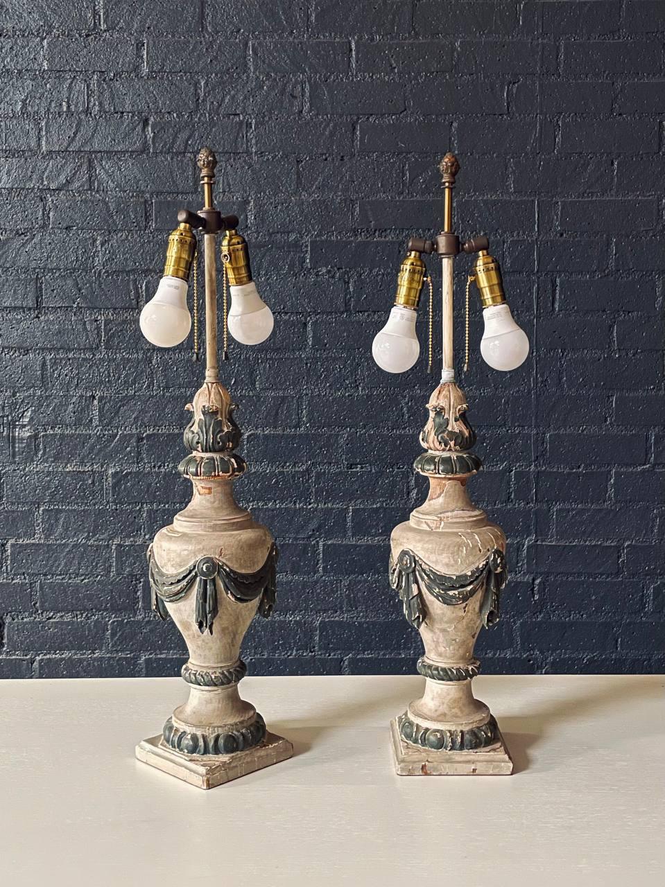 Italiano Coppia di antiche lampade da tavolo neoclassiche italiane a urna in legno scolpito in vendita