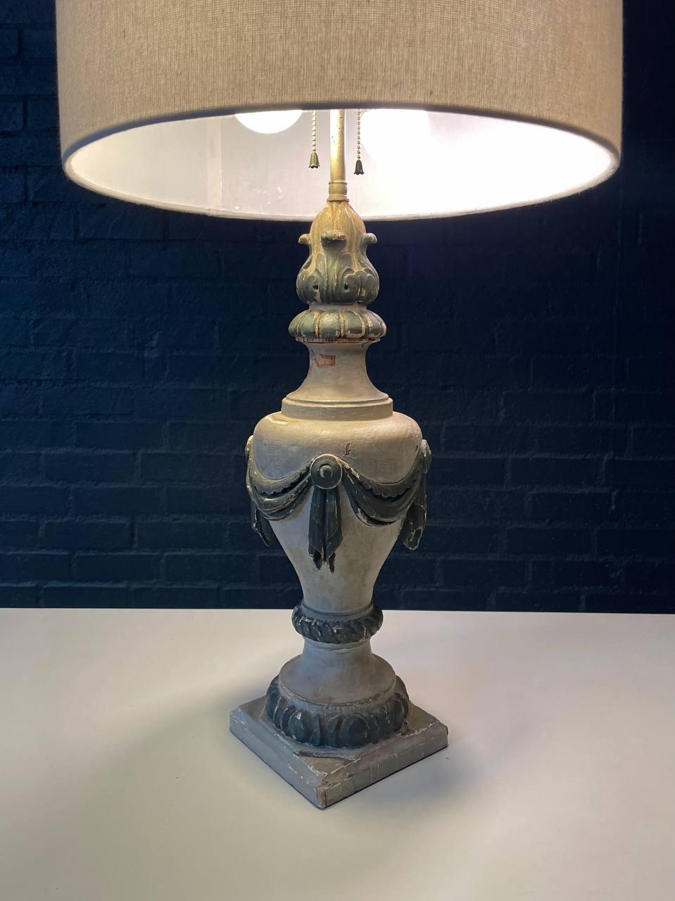 Legno Coppia di antiche lampade da tavolo neoclassiche italiane a urna in legno scolpito in vendita