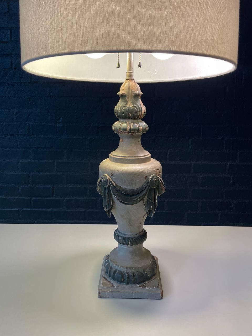 Coppia di antiche lampade da tavolo neoclassiche italiane a urna in legno scolpito in vendita 1